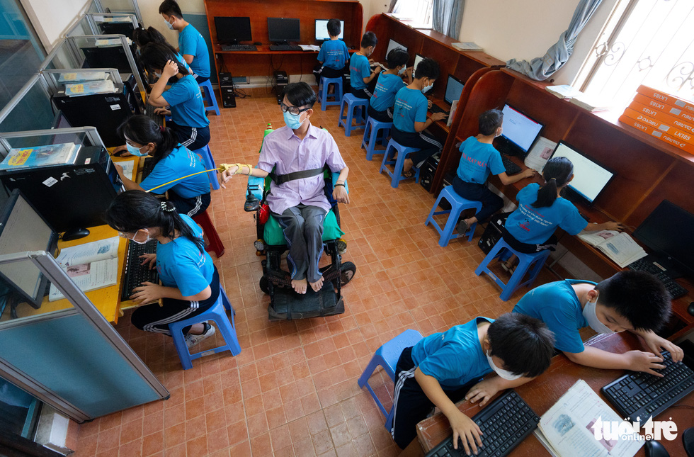 Traffic accident cannot stop Vietnamese teacher from following his dreams
