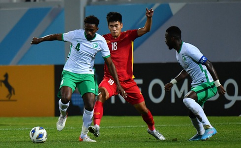 Vietnam (in red) and Saudi Arabia players vie for the ball during the quarterfinals of the 2022 AFC U23 Asian Cup in Uzbekistan, June 12, 2022. Photo: Huu Tan / Tuoi Tre