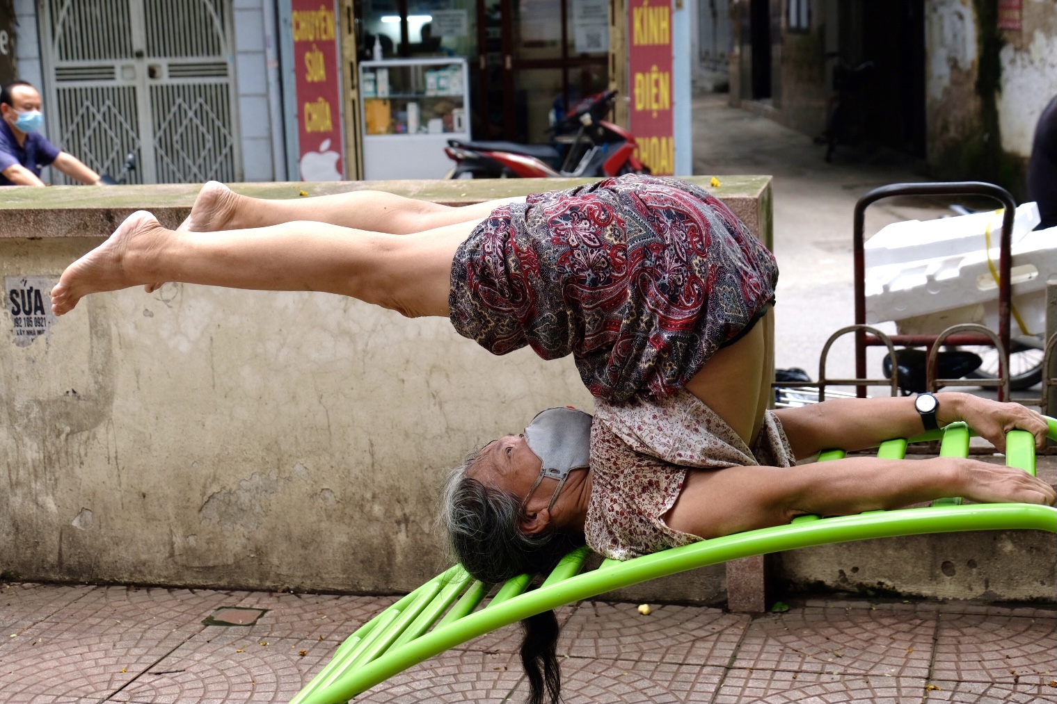 Le Thi Phong performs a body stretch at the E Yard on Van Chuong Street in Dong Da District, Hanoi. Photo: Nguyen Bao / Tuoi Tre