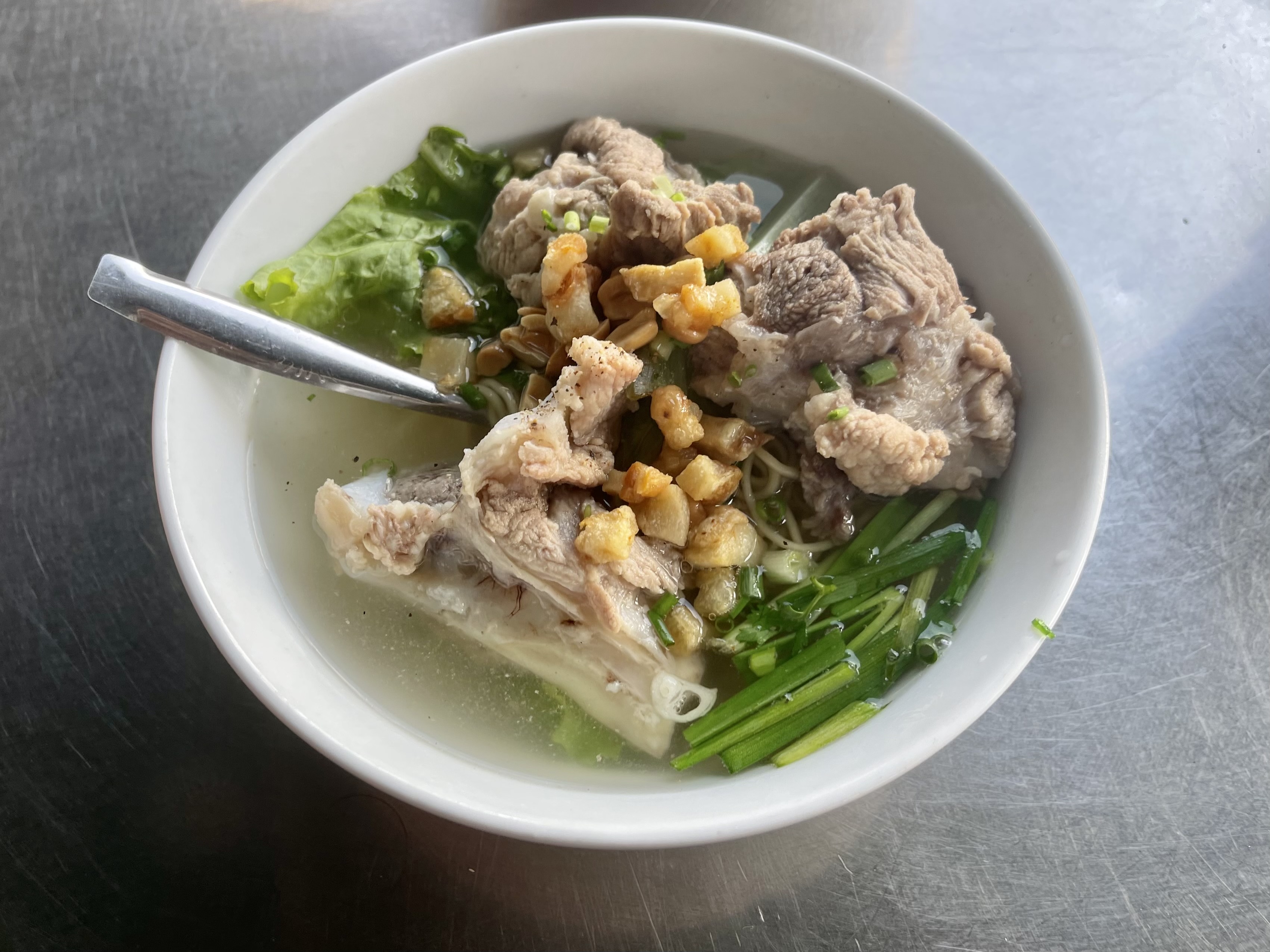 A bowl of 'mi nuoc' (noodles served in broth) at Niu's noodle stall in Binh Thanh District, Ho Chi Minh City. Photo: Jordy Comes Alive / Tuoi Tre News