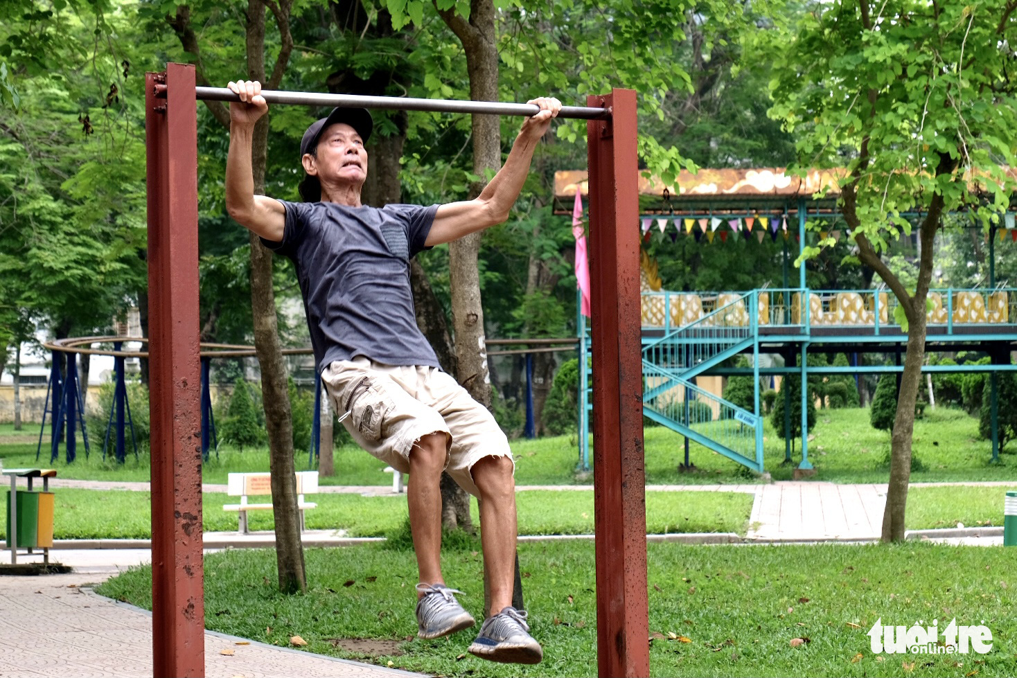 Nguyen Van Tram performs pull-ups at Thong Nhat Park in Dong Da District, Hanoi. Photo: Nguyen Bao / Tuoi Tre