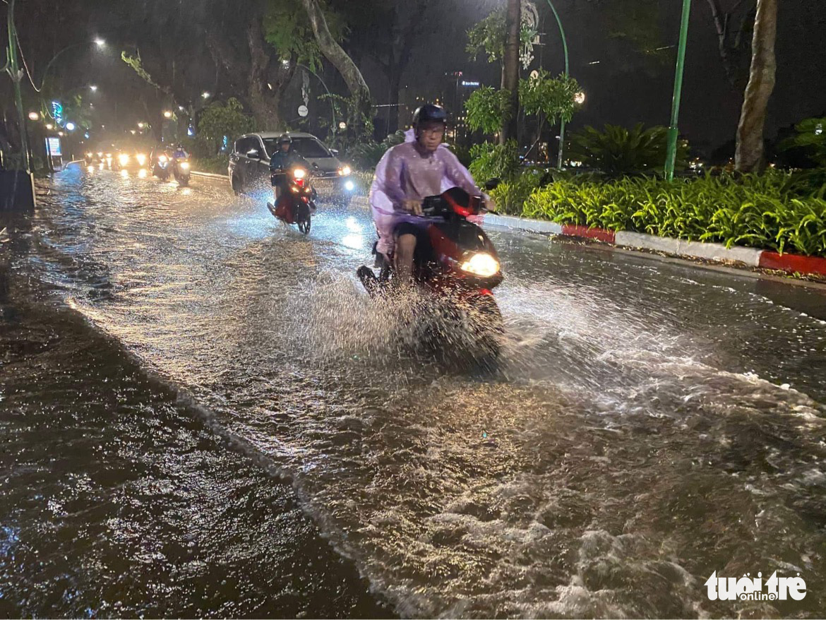 Heavy rain sinks Thanh Nien Street in Hanoi, June 13, 2022. Photo: Tuoi Tre
