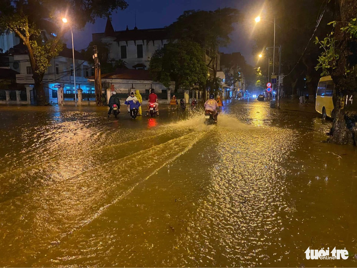 Thuy Khe Street in Hanoi is submerged due to the torrential rain, June 13, 2022. Photo: Nguyen Bao / Tuoi Tre