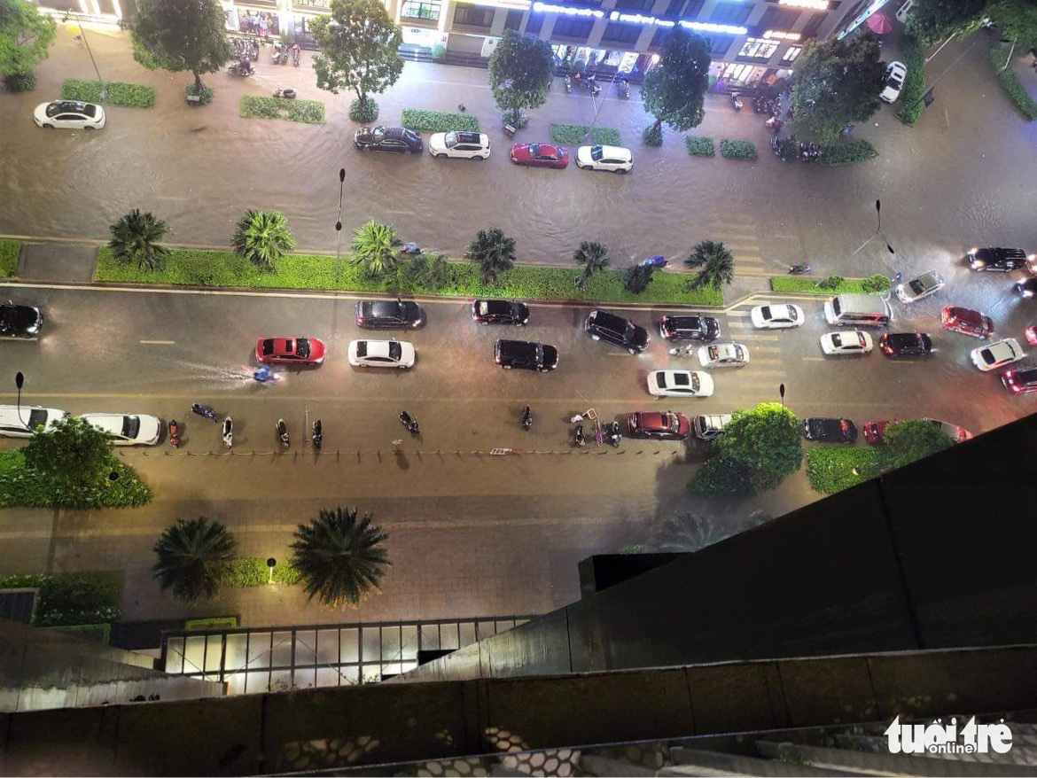 A street turns into a river following a downpour in Hanoi, June 13, 2022. Photo: Thu Hang / Tuoi Tre