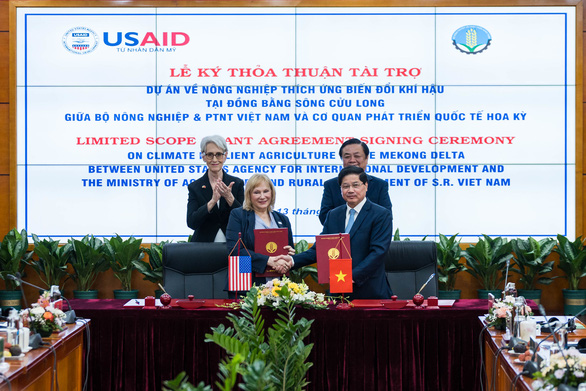 Vietnam, US ink multimillion-dollar cooperation projects during American diplomat’s visit