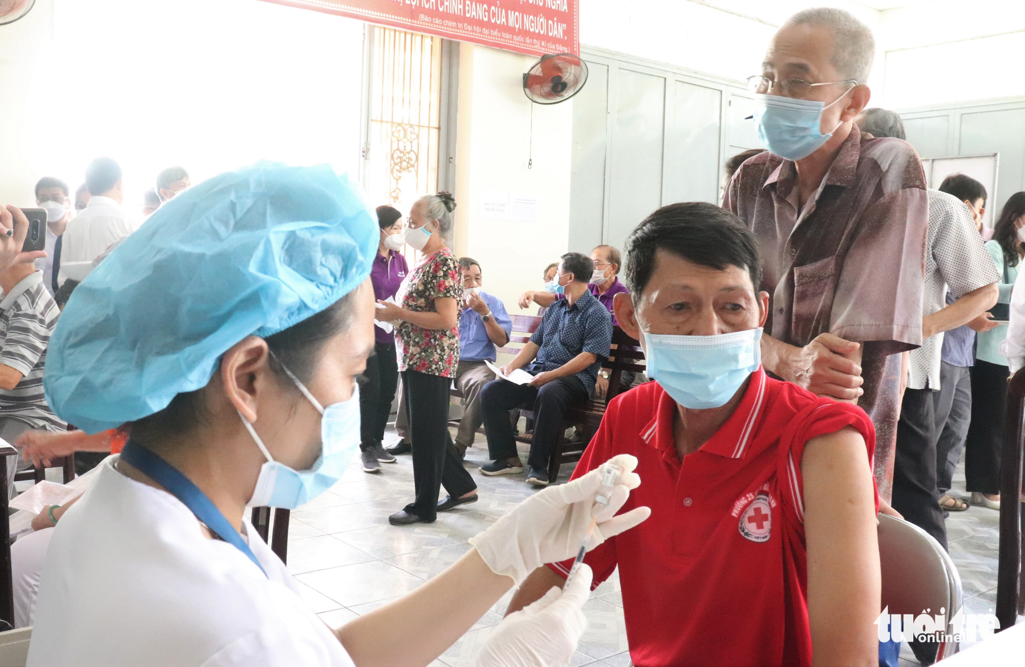 An elderly receives a fourth dose of COVID-19 vaccine in Binh Thanh District, Ho Chi Minh City, June 14, 2022. Photo: Xuan Mai / Tuoi Tre