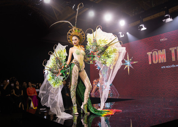 A costume named “Handicraft bamboo shrimp” came in third place at the national costume show of the Miss Universe Vietnam 2022 contest. Photo: Kieng Can / Tuoi Tre