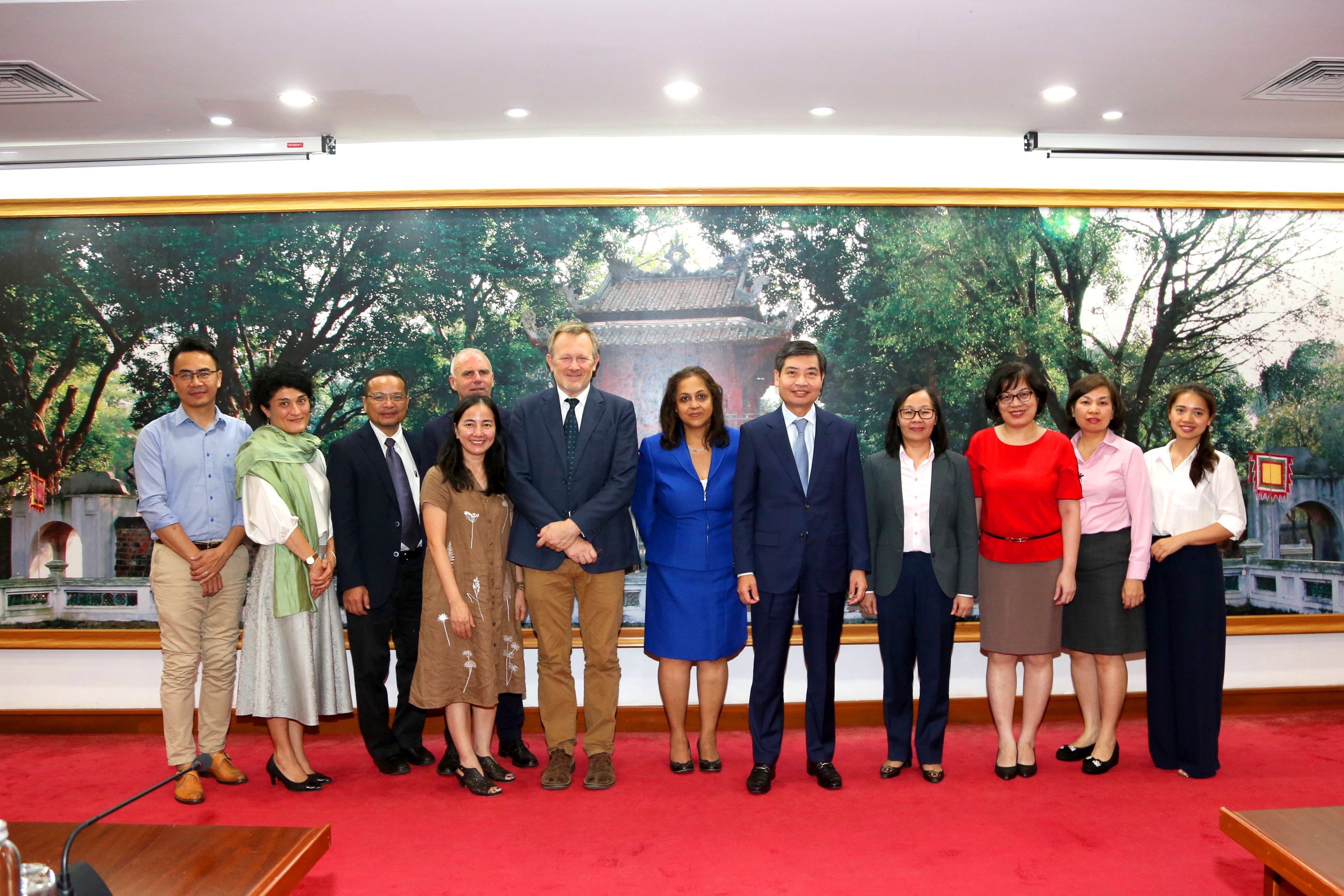 Reehana R. Raza (C) poses for a picture with UN development partners and Vietnamese officials on her first official visit to Vietnam this week as the new regional director at the International Fund for Agricultural Development (IFAD) in Asia-Pacific.