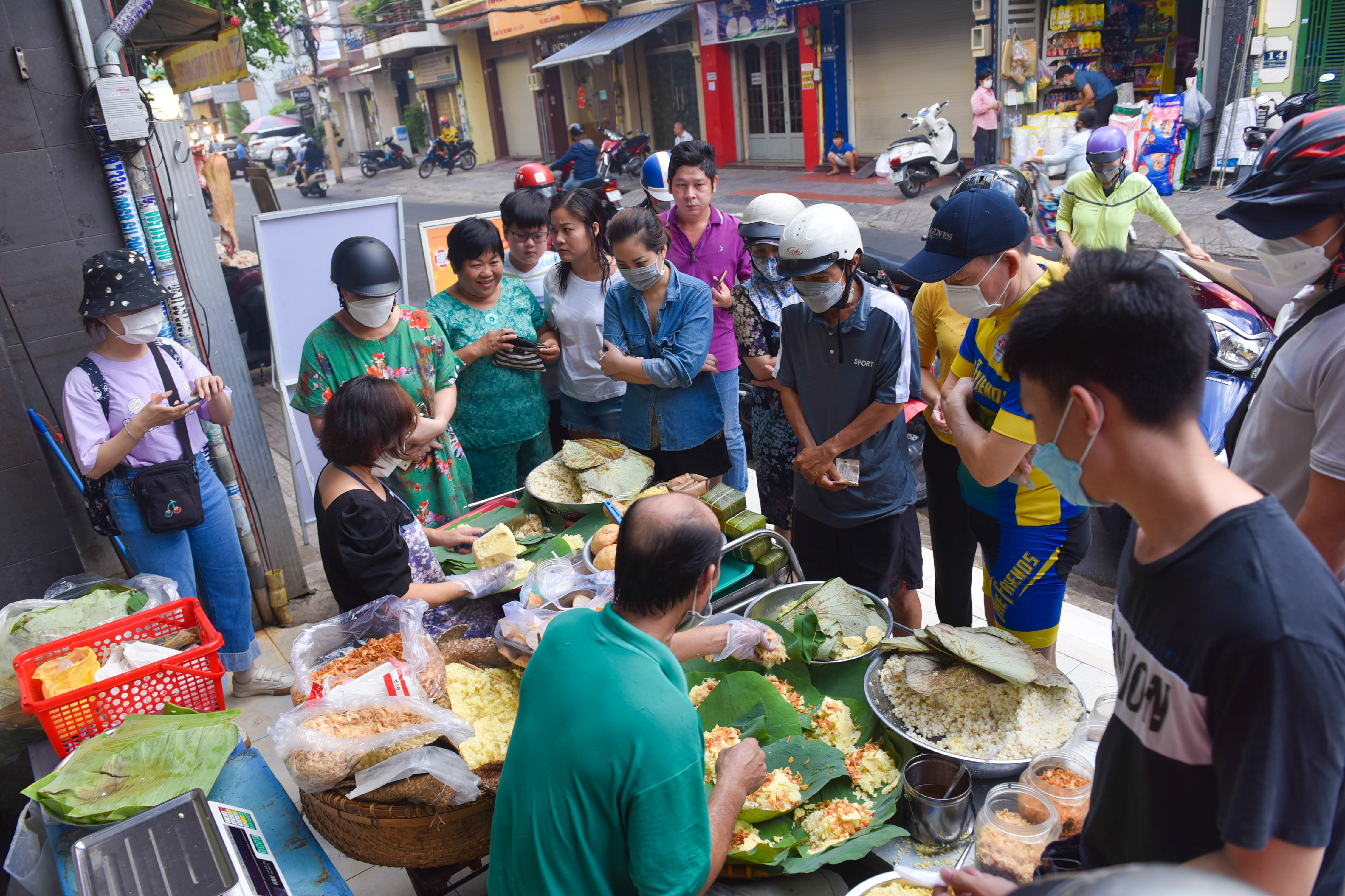 People await a plate of sticky rice at Hanh’s stall at 35 Ngo Thi Thu Minh, Ward 2, Tan Binh District, Ho Chi Minh City. Photo: Ngoc Phuong / Tuoi Tre News
