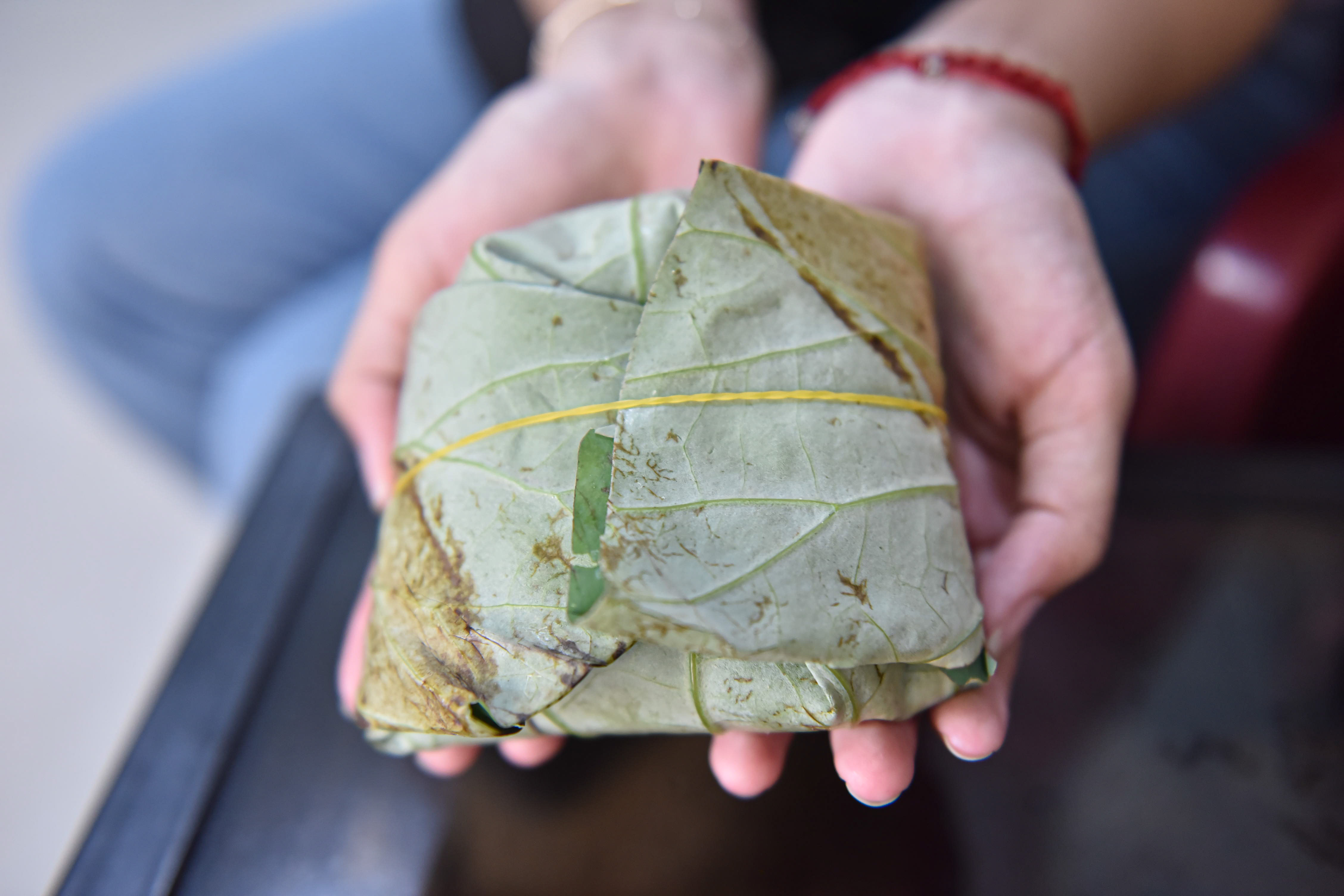 Sticky rice is wrapped in lotus leaves at Hanh’s tall at 35 Ngo Thi Thu Minh, Ward 2, Tan Binh District, Ho Chi Minh City. Photo: Ngoc Phuong / Tuoi Tre News