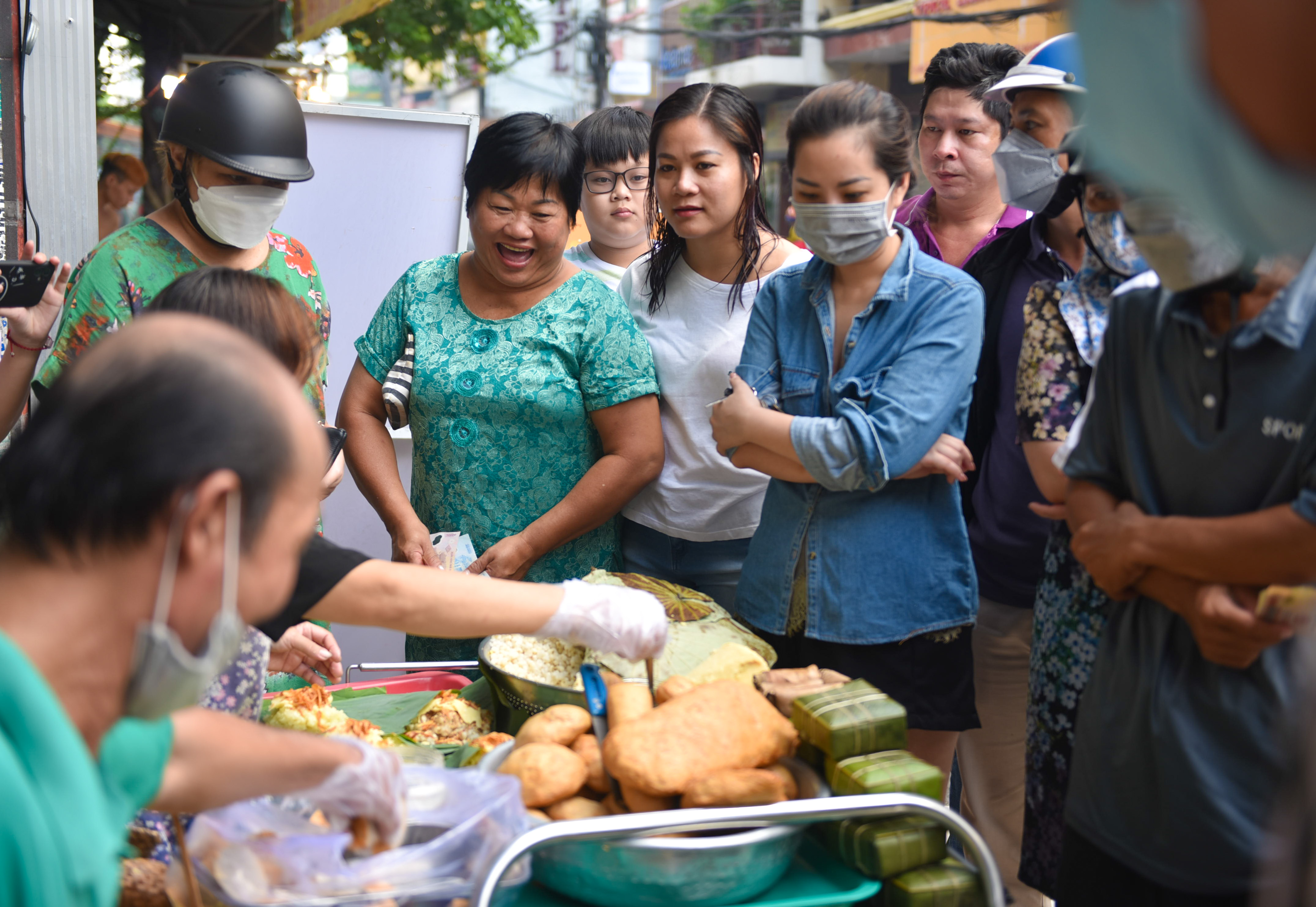 People await a plate of sticky rice at Hanh’s stall at 35 Ngo Thi Thu Minh, Ward 2, Tan Binh District, Ho Chi Minh City. Photo: Ngoc Phuong / Tuoi Tre News