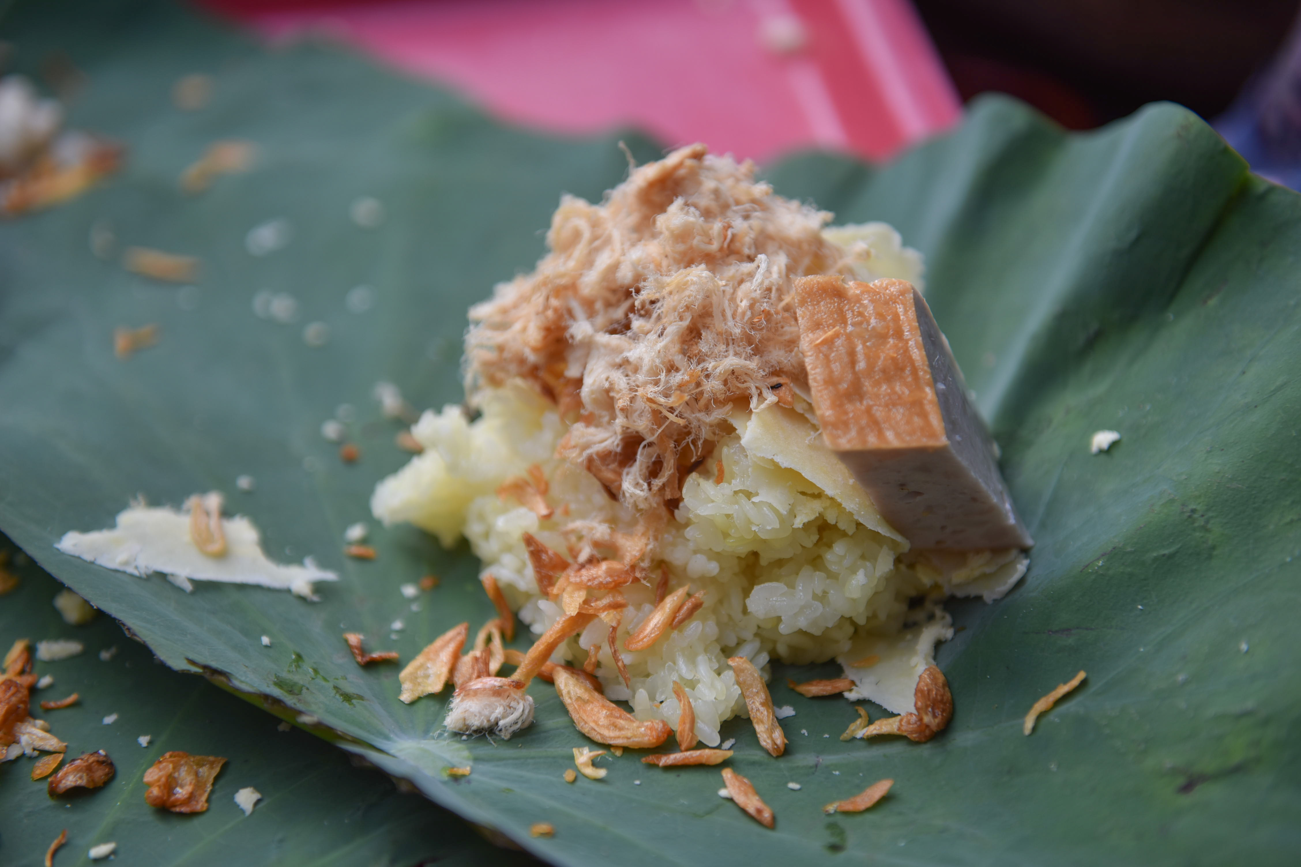 A portion of sticky rice topped with pork floss and bologna at Hanh’s stall at 35 Ngo Thi Thu Minh, Ward 2, Tan Binh District, Ho Chi Minh City. Photo: Ngoc Phuong / Tuoi Tre News