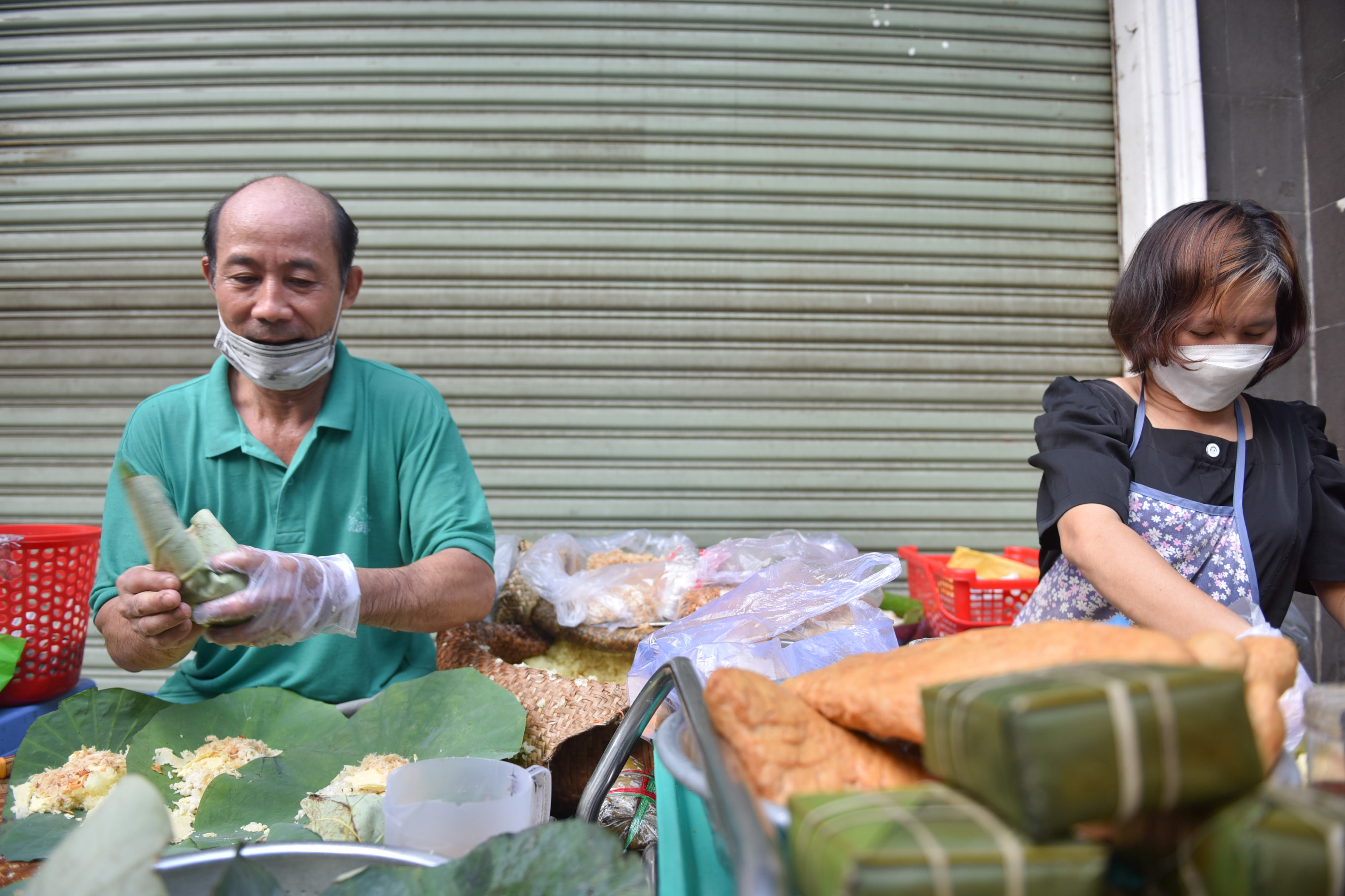 Pham Bich Hanh (right) and her husband work at their stall at 35 Ngo Thi Thu Minh, Ward 2, Tan Binh District, Ho Chi Minh City. Photo: Ngoc Phuong / Tuoi Tre News
