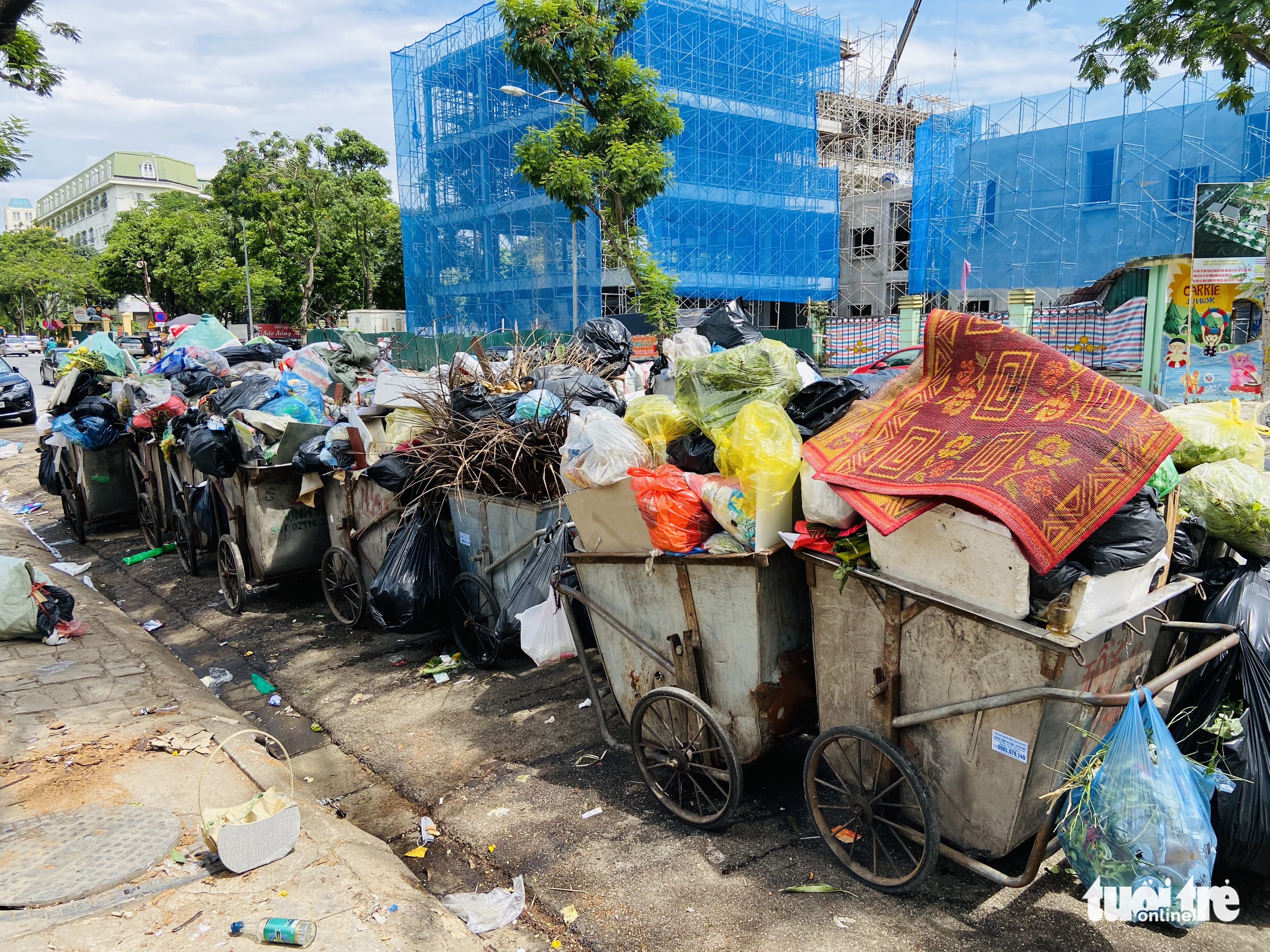 Garbage piles up on Tran Quoc Hoan Street in Cau Giay District, Hanoi, June 17, 2022. Photo: Q. The / Tuoi Tre