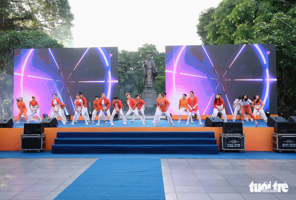 A performance takes place during the opening ceremony of the Cashless Day Run at Hoan Kiem Lake in Hanoi, June 19, 2022. Photo: Nam Tran / Tuoi Tre