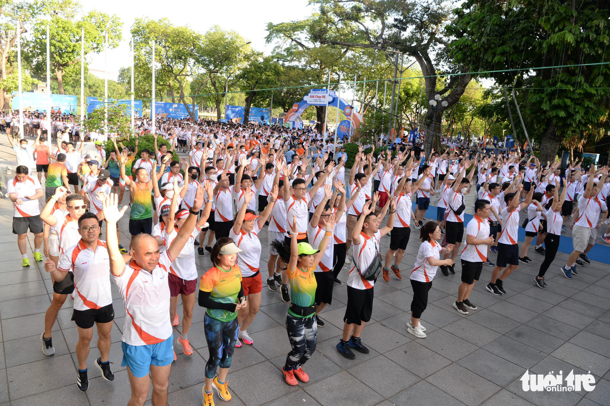 Participants warm up before the run at at Hoan Kiem Lake in Hanoi, June 19, 2022. Photo: T.T.D. / Tuoi Tre