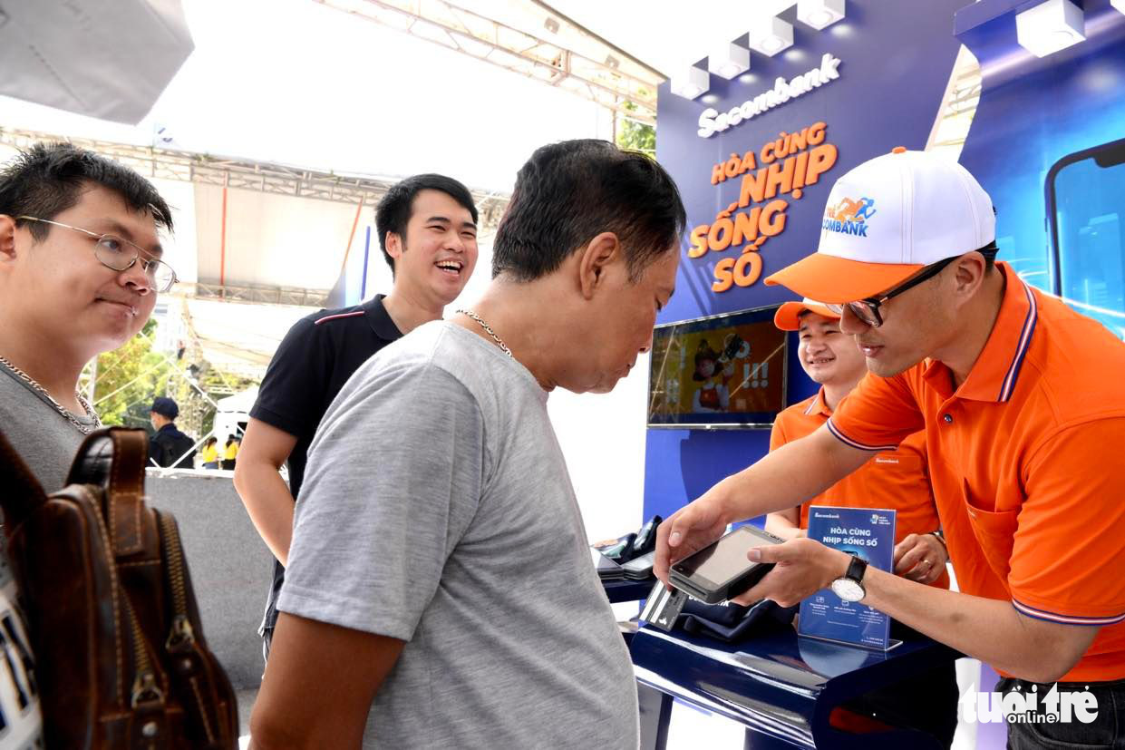 A man tries the Tap2phone payment service offered by Sacombank in Hanoi, June 19, 2022. Photo: T.T.D. / Tuoi Tre