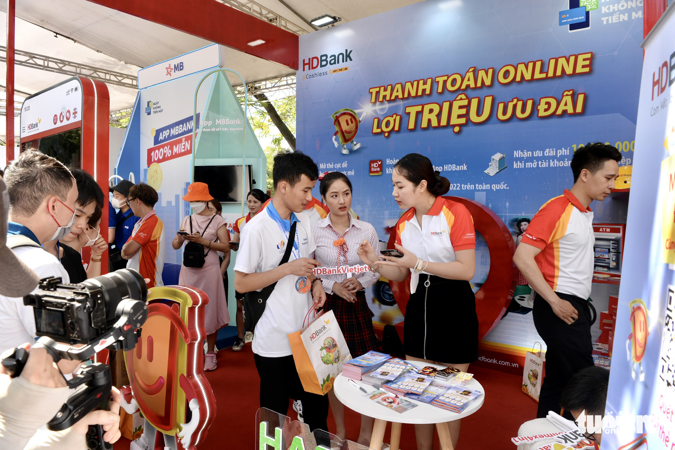 The stall of HD Bank at the launching ceremony of the Cashless Ride in Hanoi, June 19, 2022. Photo: T.T.D. / Tuoi Tre