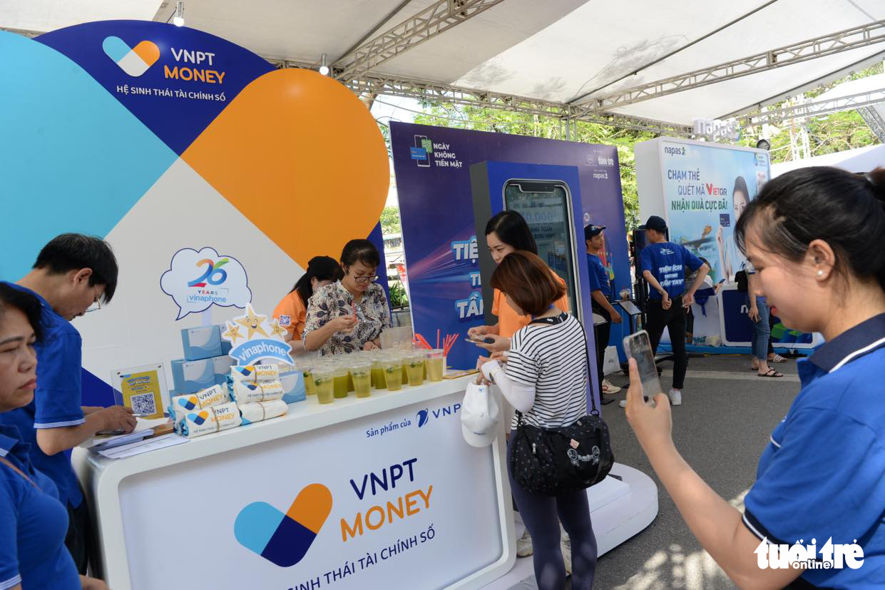 People experience services of VNPT to receive gifts following the launching ceremony of the Cashless Ride in Hanoi, June 19, 2022. Photo: T.T.D. / Tuoi Tre