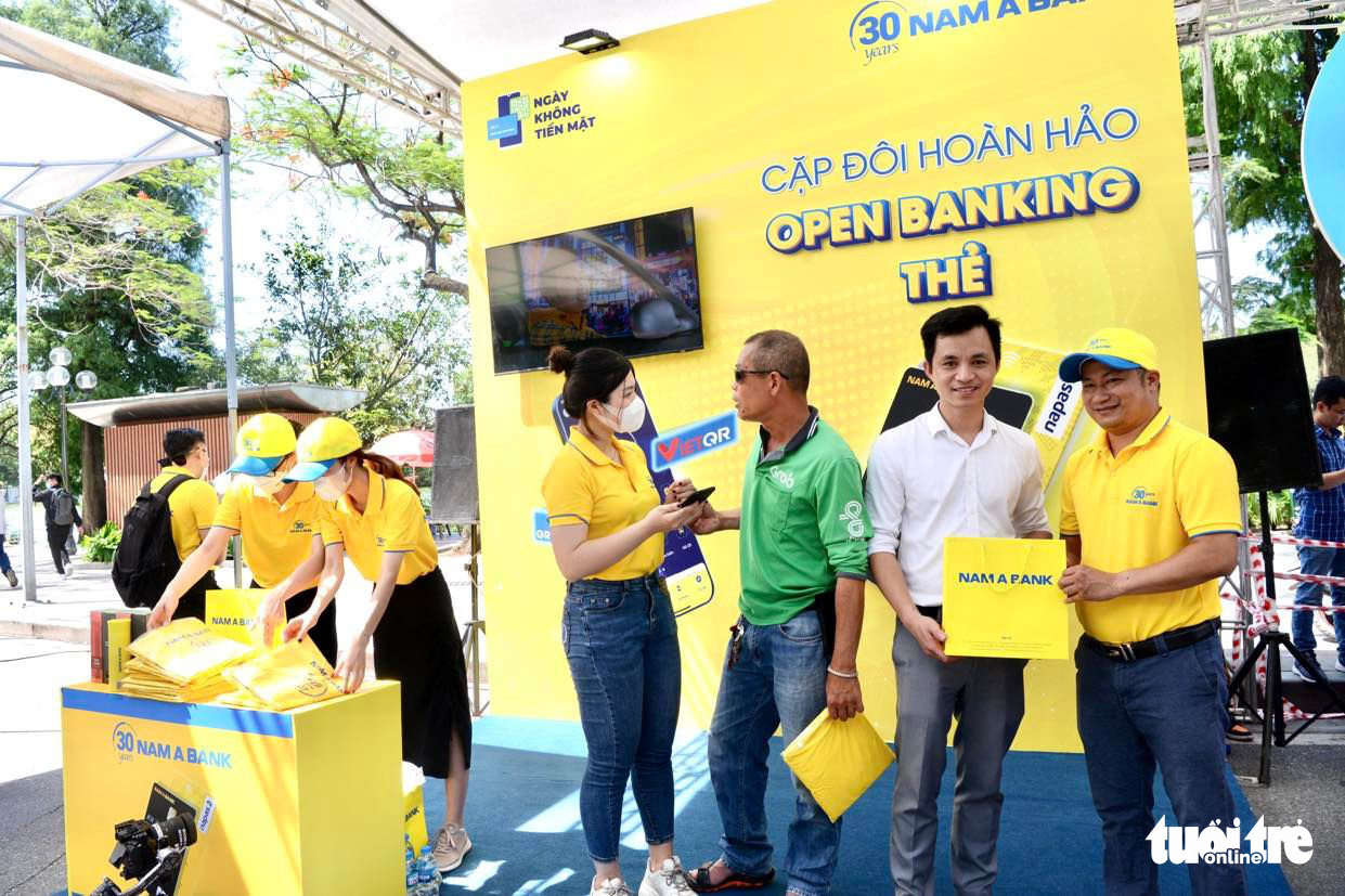 People experience cashless payment services of Nam A Bank following the launching ceremony of the Cashless Ride in Hanoi, June 19, 2022. Photo: T.T.D. / Tuoi Tre