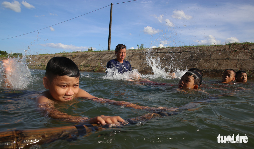 Children practice swimming in a makeshift swimming pool created by their PE teacher Nguyen Viet Tuoc on a canal in Hai Lang District, Quang Tri Province, central Vietnam. Photo: Quoc Nam / Tuoi Tre