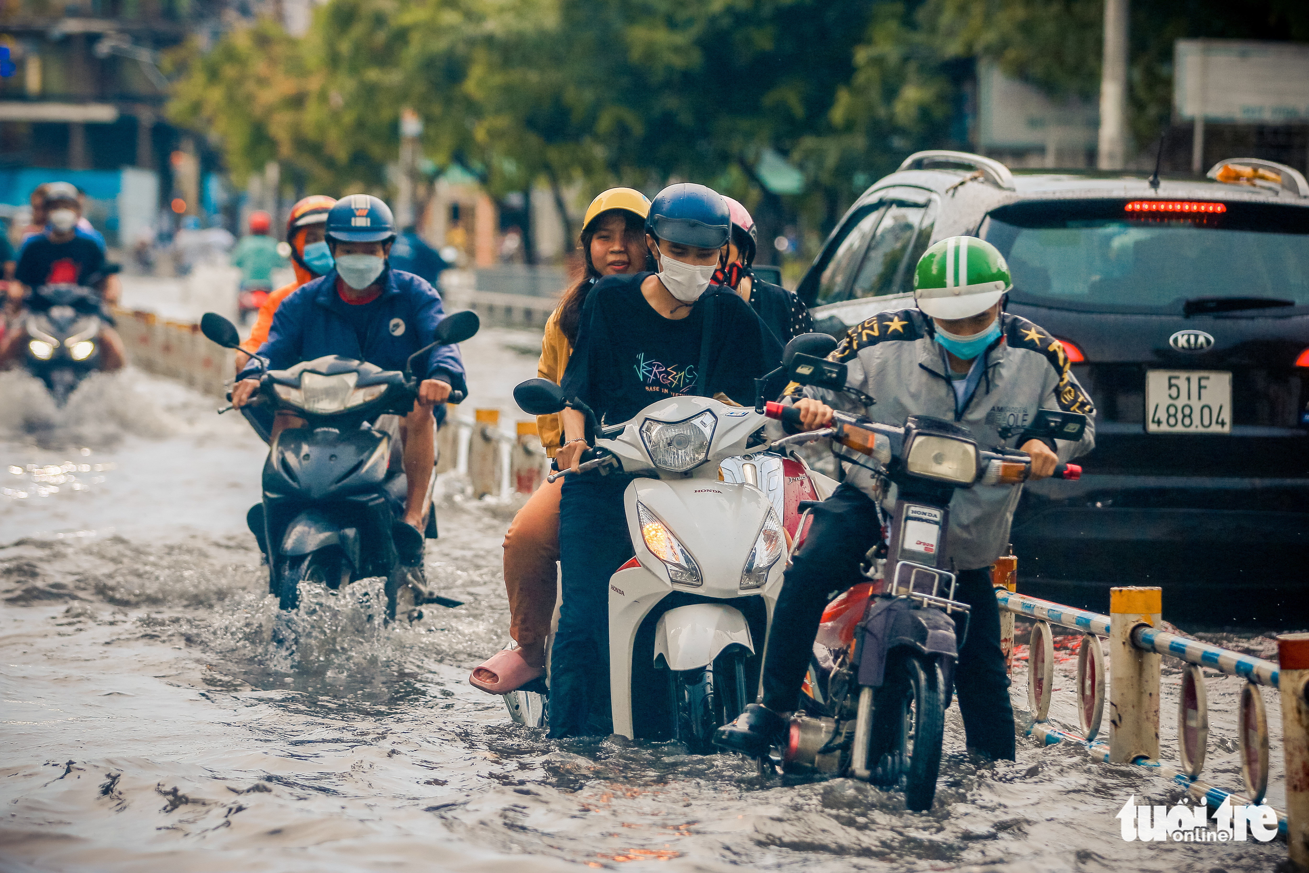 Motorcyclists struggle to travel on flooded Nguyen Van Khoi Street in Go Vap District, Ho Chi Minh City, July 20, 2022. Photo: Chau Tuan / Tuoi Tre