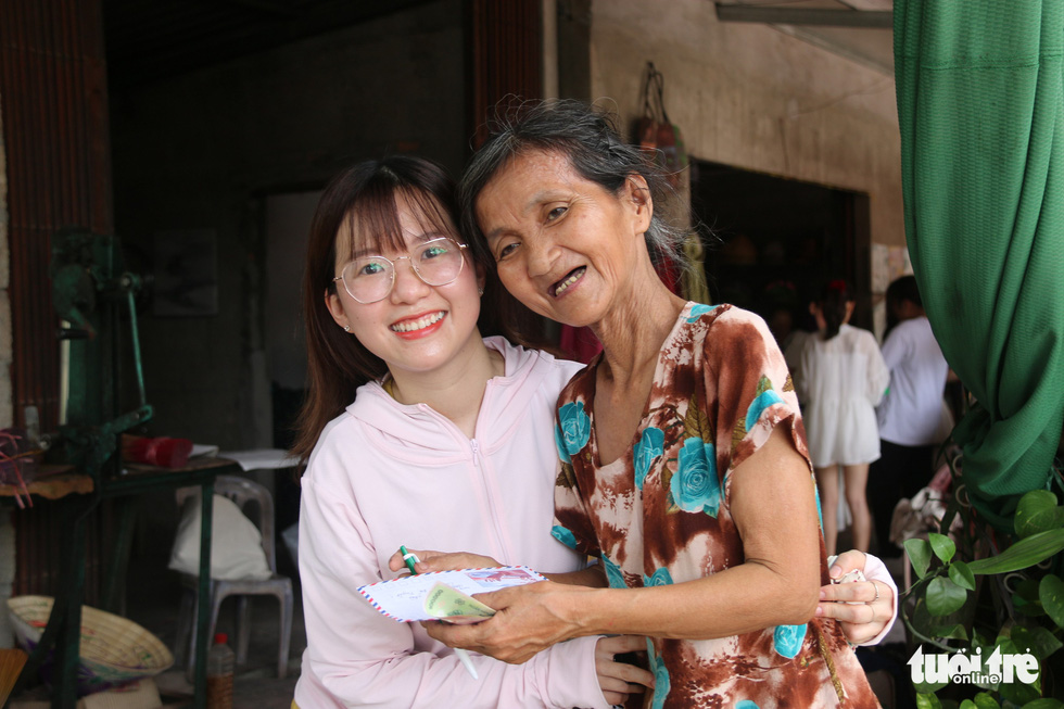 Duong, a visitor from Hanoi, represents her friends to donate a sum of money to Me Tuyet, so that Tuyet can help more child patients. Photo: Tran Mai / Tuoi Tre