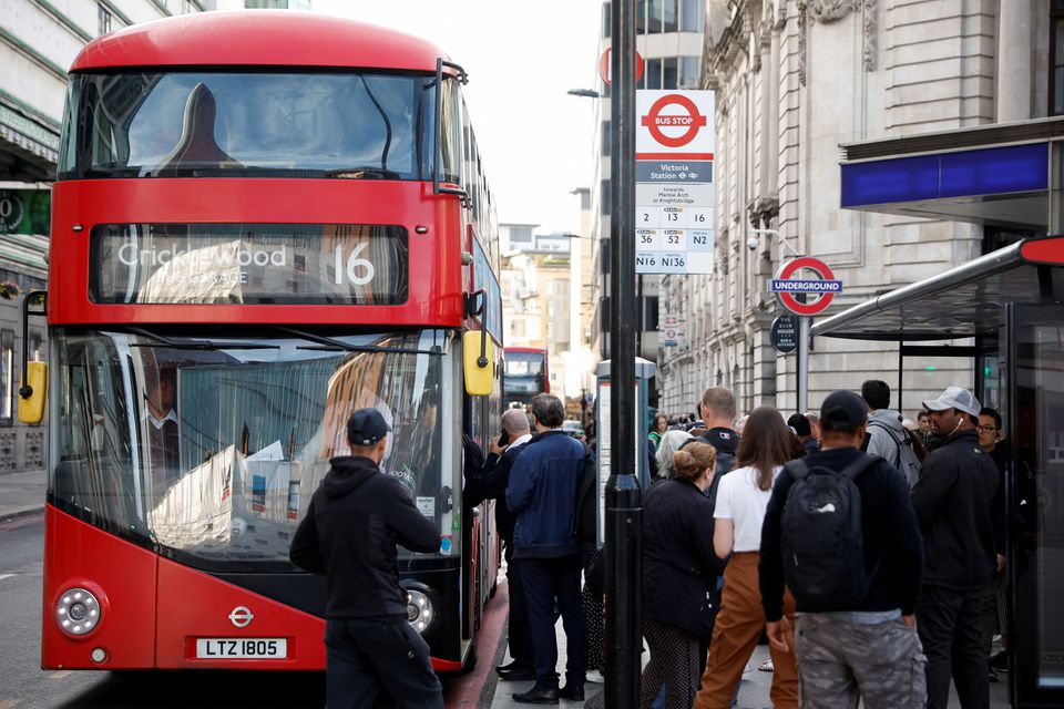 Passengers board a bus outside Victoria Station, in London, Britain June 21, 2022. Photo: Reuters