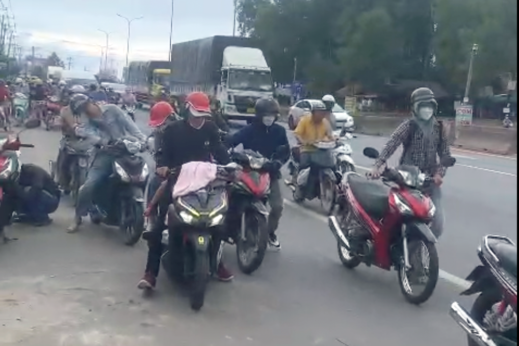 Metal objects puncture vehicle tires, stall traffic on highway in southern Vietnam