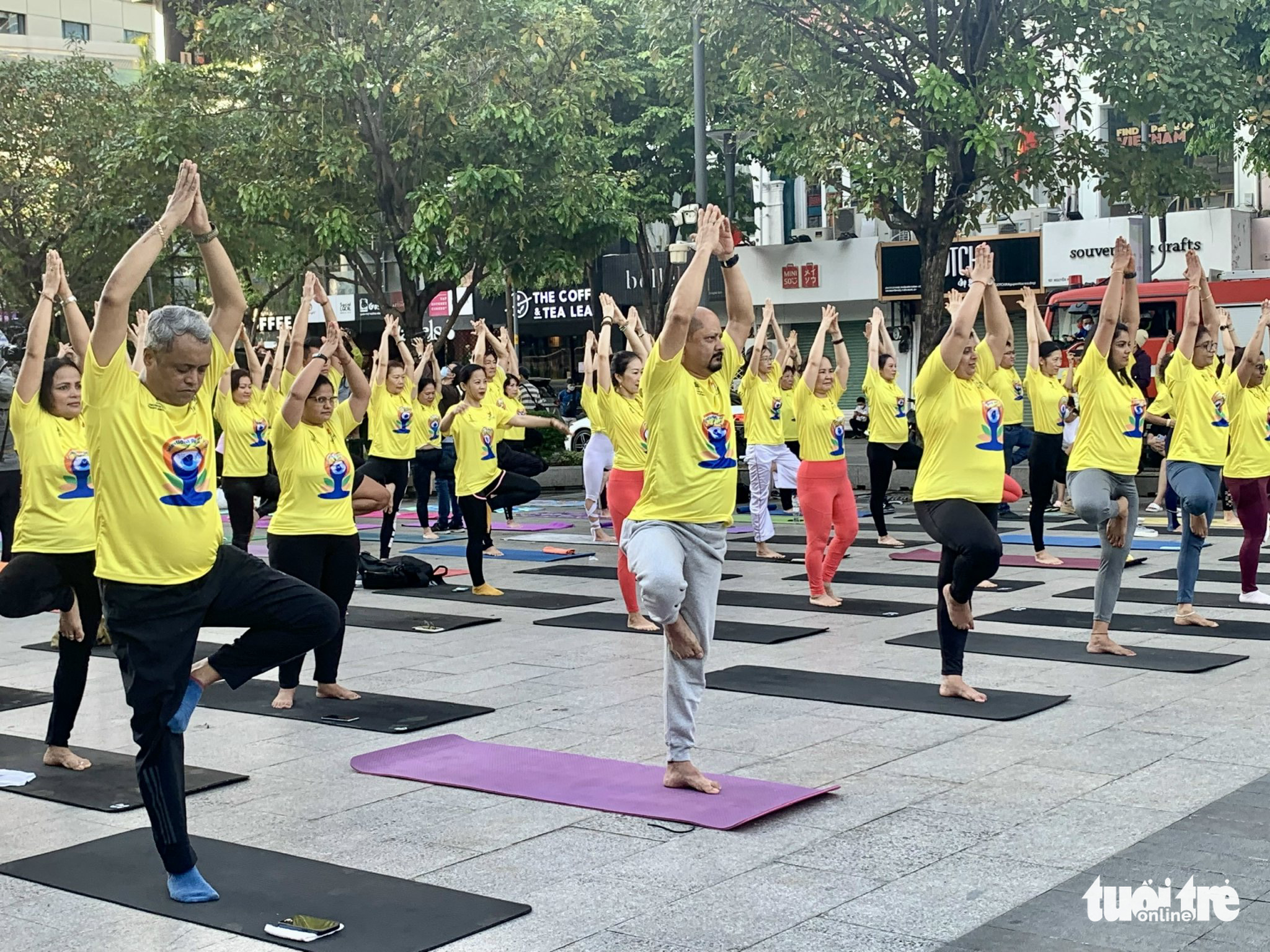 Enthusiasts joined the mass performance of yoga poses at the eighth International Day of Yoga in Ho Chi Minh City, June 21, 2022. Photo: Hoai Phuong / Tuoi Tre