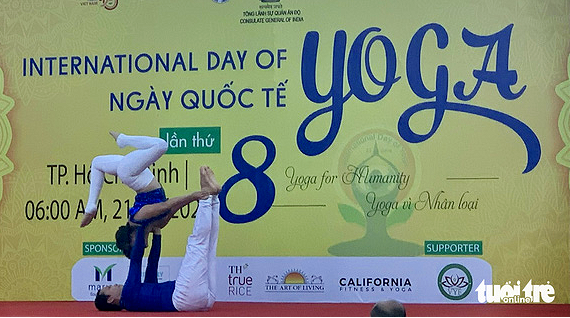 <em>A performance by Vietnamese yoga instructors at the eighth International Day of Yoga in Ho Chi Minh City, June 21, 2022. Photo: </em>Hoai Phuong / Tuoi Tre
