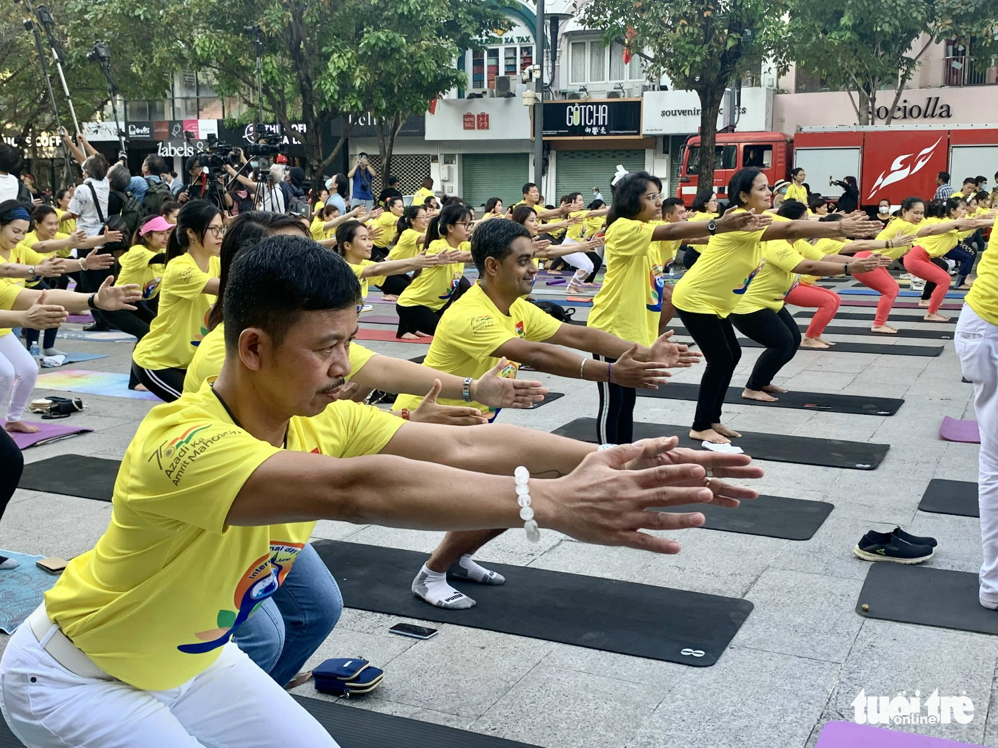 Enthusiasts joined the mass performance of yoga poses at the eighth International Day of Yoga in Ho Chi Minh City, June 21, 2022. Photo: Hoai Phuong / Tuoi Tre
