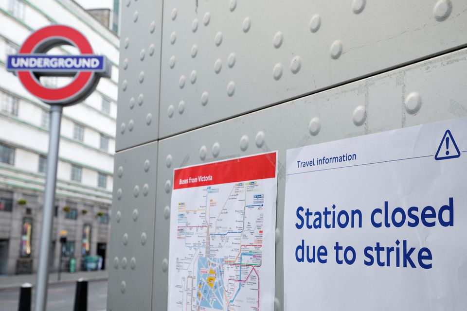 An informational poster is placed outside Victoria Underground Station during a strike, in London, Britain June 21, 2022. Photo: Reuters