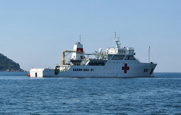 Naval ship offers free medical check-ups, medicine in south-central Vietnam