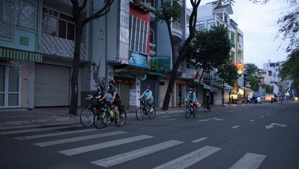 Cycling to enjoy fresh air in early morning on weekends. Photo: Huynh Vy / Tuoi Tre