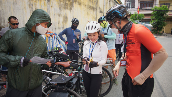 Cyclists work on a map of 'rice transport route' before starting their trip. Photo: Huynh Vy / Tuoi Tre
