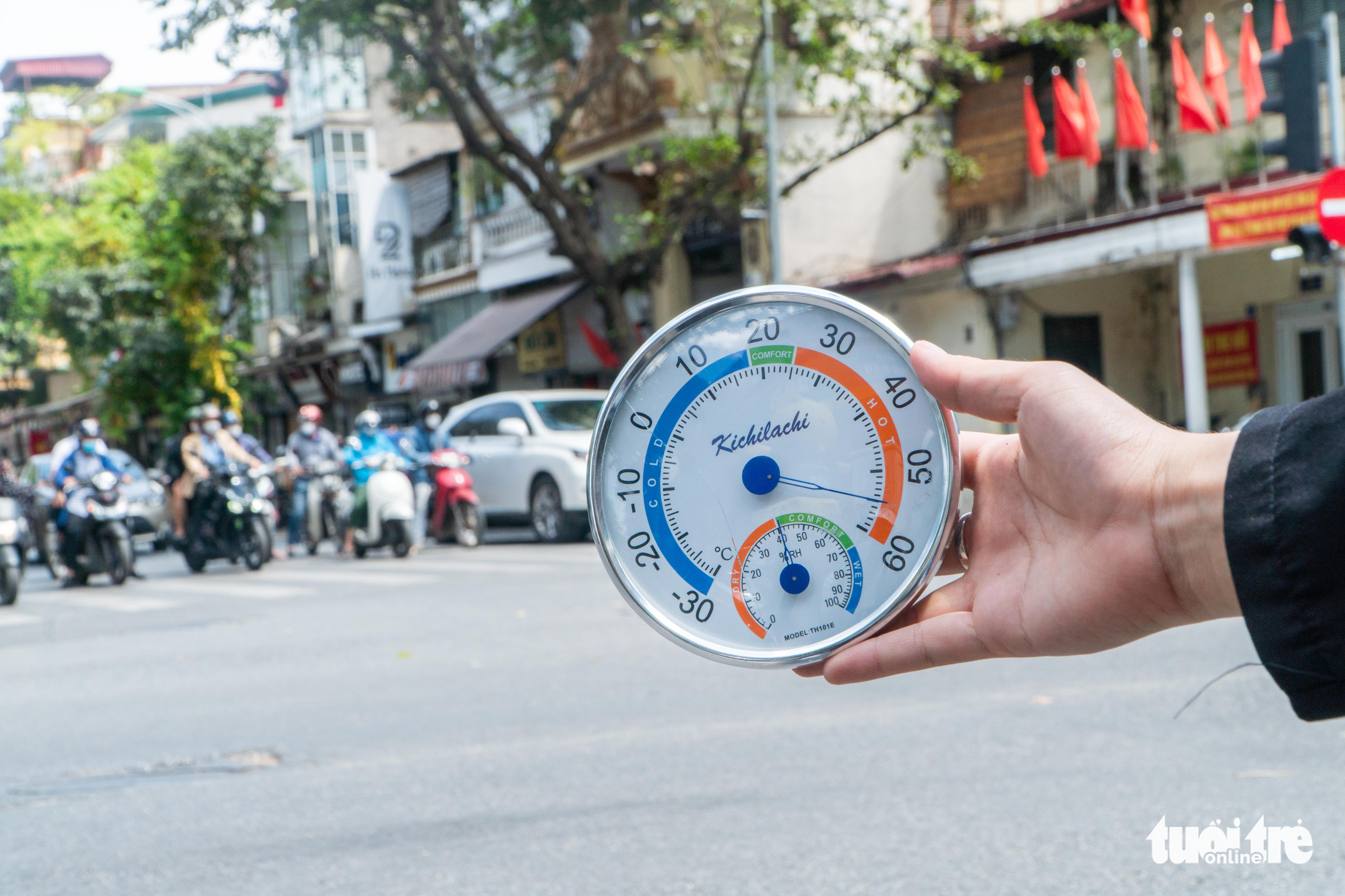 Outside temperature reaches 55 degrees Celsius in Hanoi, June 21, 2022. Photo: Pham Tuan / Tuoi Tre