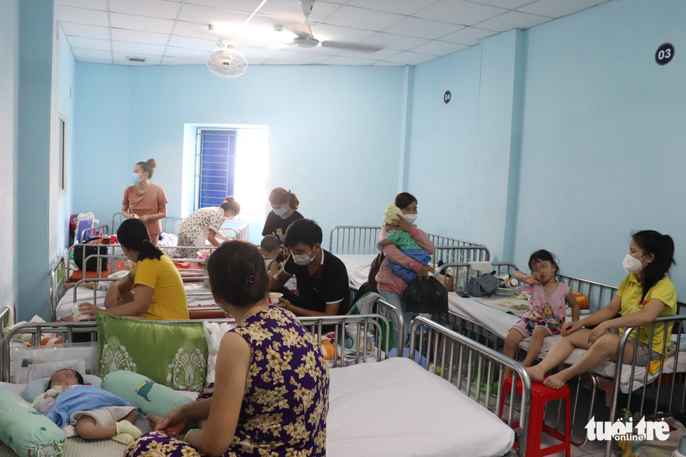 Family members take care of child inpatients at the respiratory department of Children's Hospital 1 in District 10, Ho Chi Minh City, June 2022. Photo: Xuan Mai / Tuoi Tre