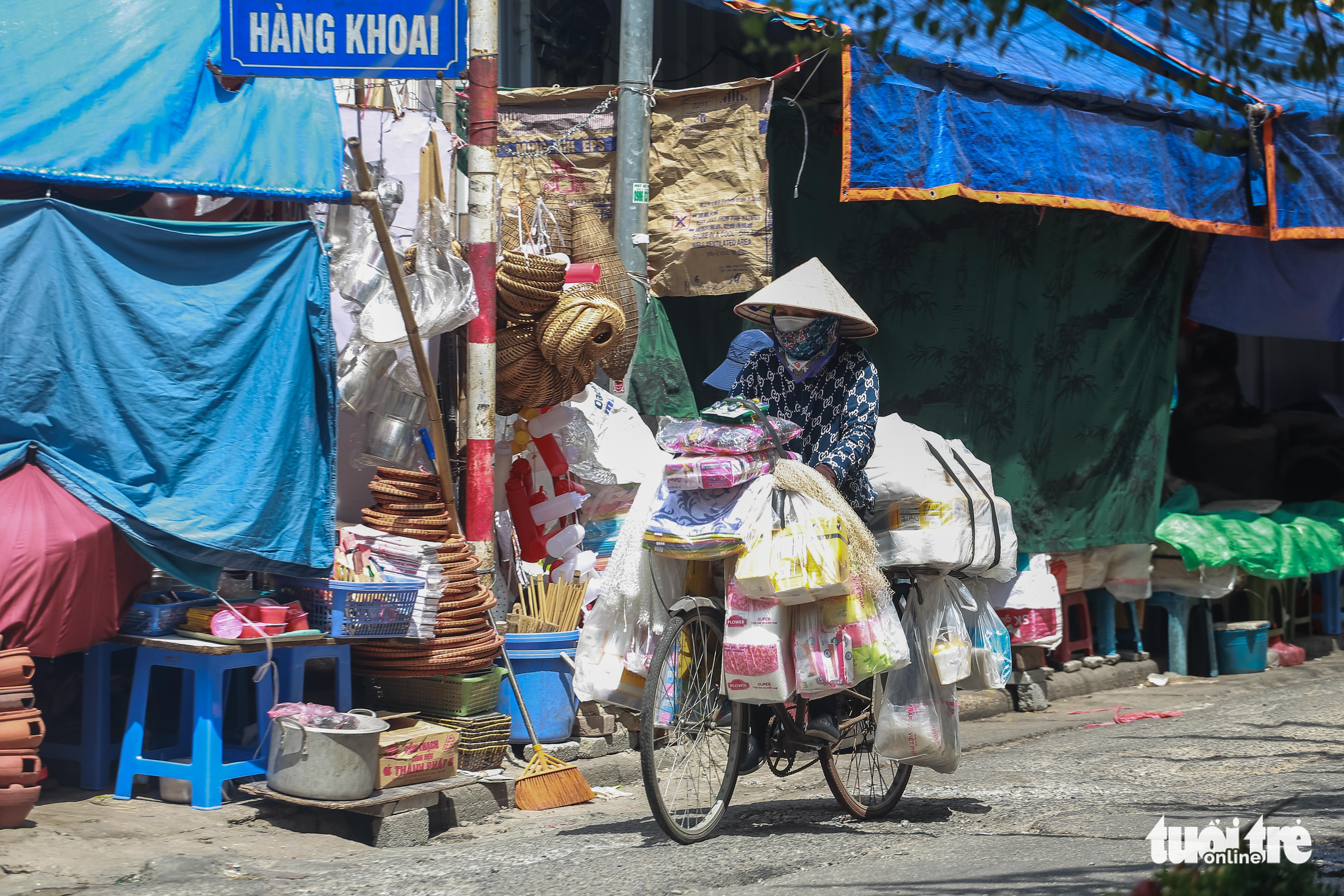 A street vendor in Hanoi, June 21, 2022. Photo: Pham Tuan / Tuoi Tre