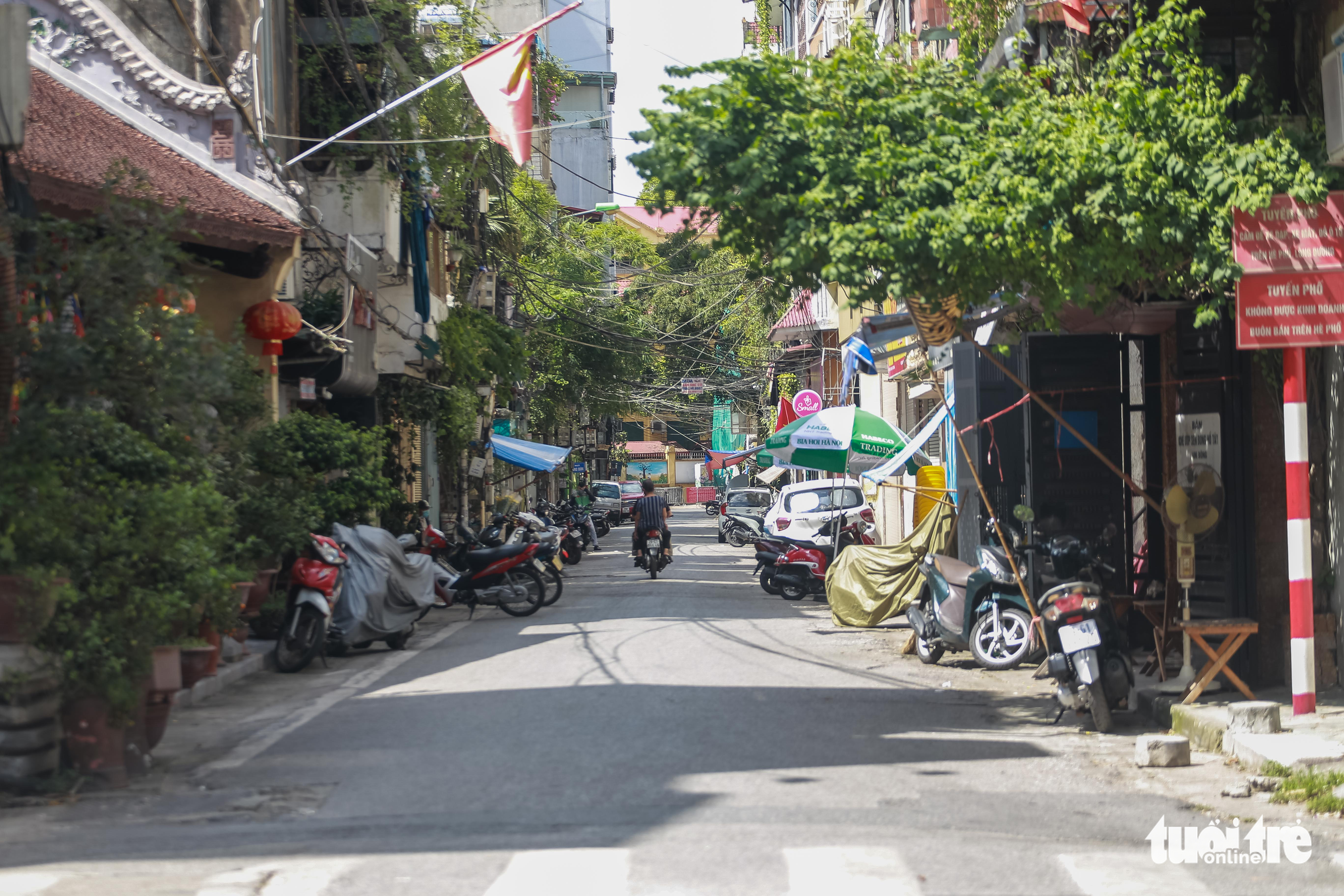 A street is almost empty due to the scorching weather in Hanoi, June 21, 2022. Photo: Pham Tuan / Tuoi Tre