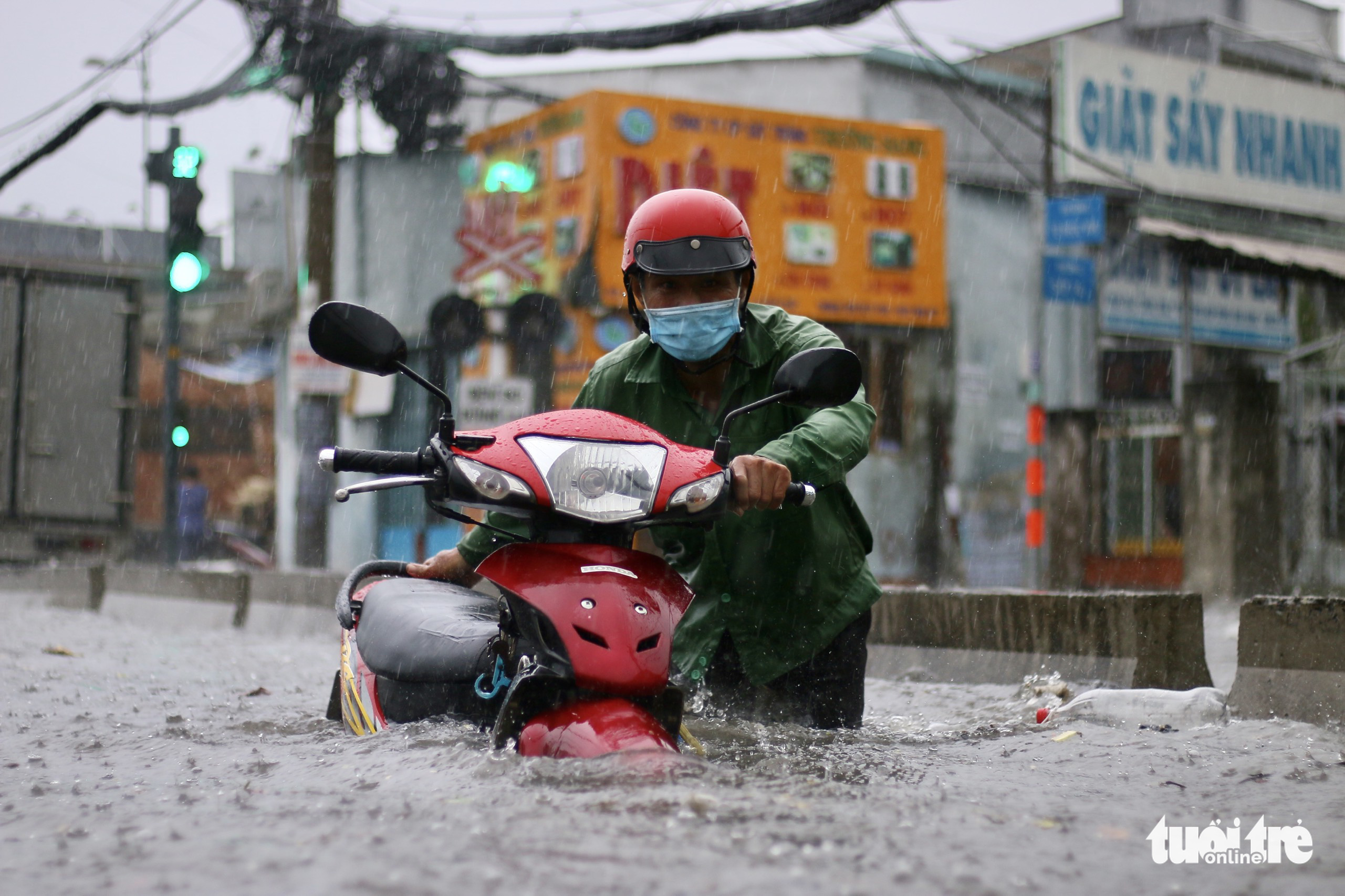 Downpour accompanied by hail sinks streets in Ho Chi Minh City