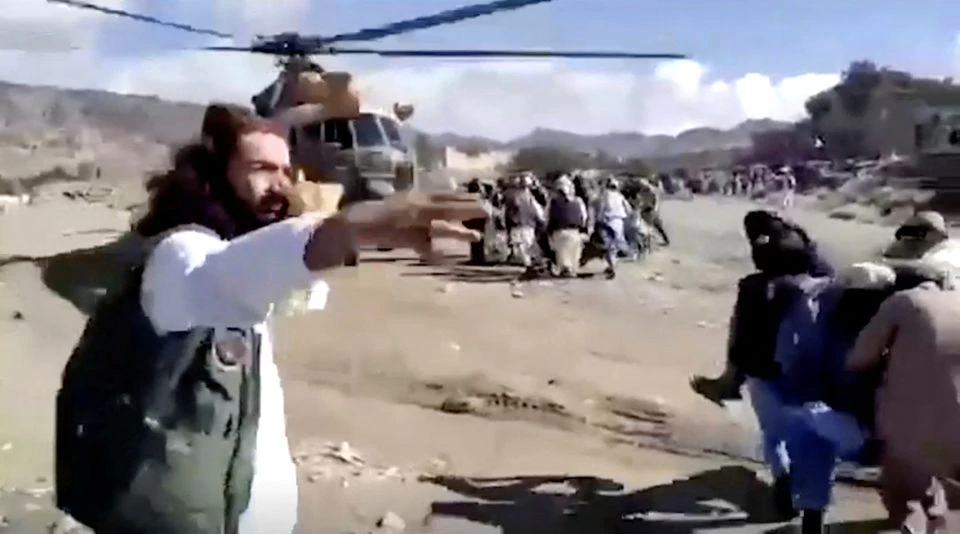 People carry injured to a helicopter following a massive earthquake, in Paktika Province, Afghanistan, June 22, 2022, in this screen grab taken from a video. Photo: BAKHTAR NEWS AGENCY/Handout via REUTERS
