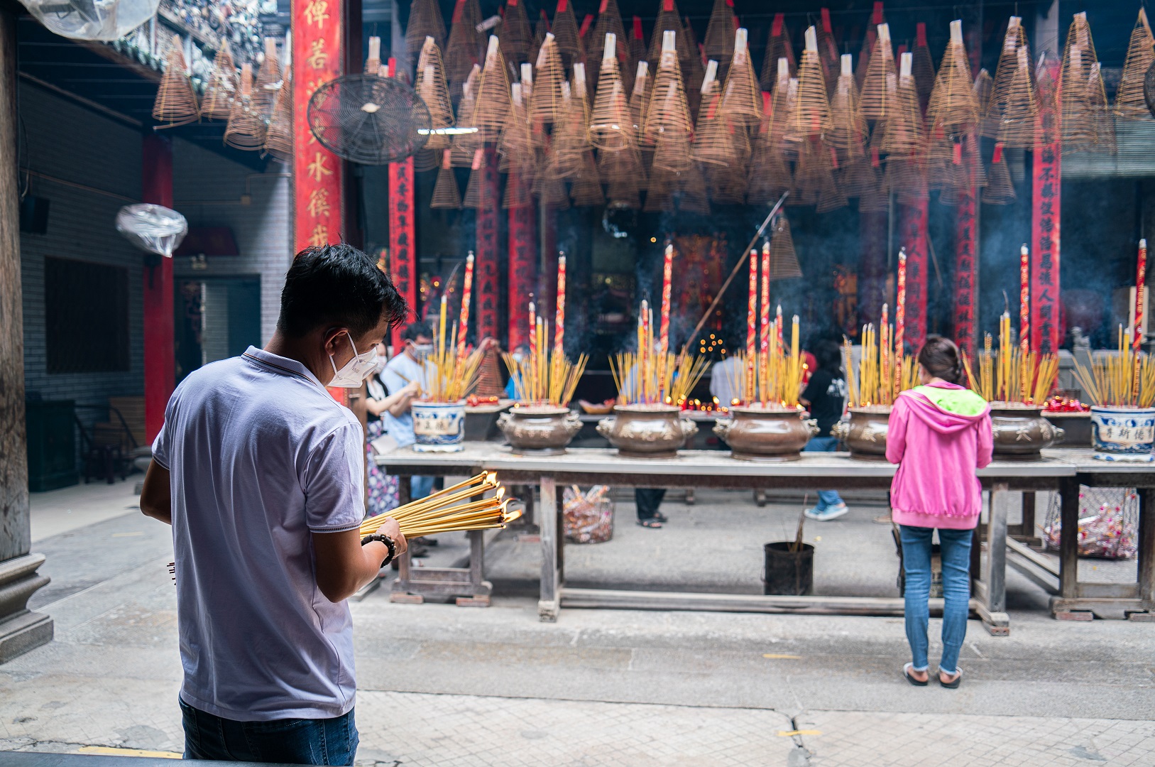 Ba Thien Hau Temple attracts visitors at different ages. Photo: Nguyen Trung Au / Tuoi Tre News