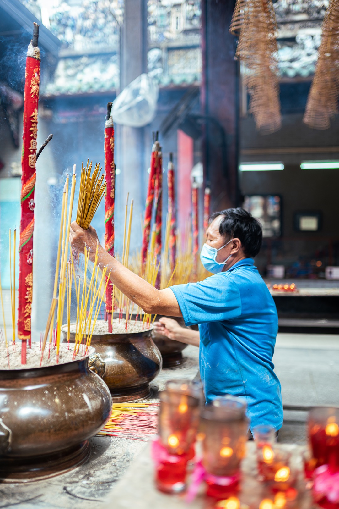 If there are many incense sticks in censers, they will be taken out to reduce smoke to ensure the health of visitors. Photo: Nguyen Trung Au / Tuoi Tre News