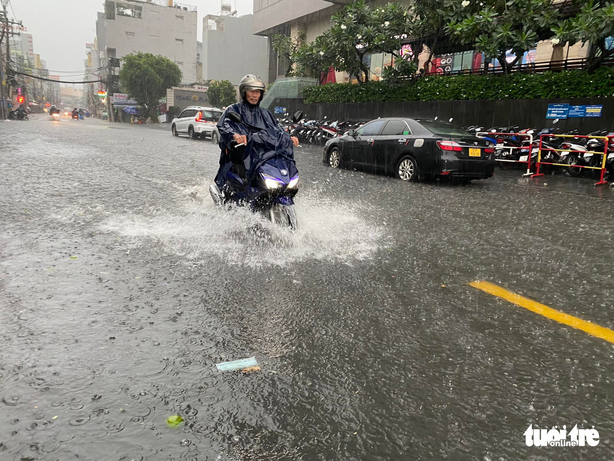 A motorcyclist travels on Nguyen Van Thuong Street in Binh Thanh District, Ho Chi Minh City, June 22, 2022. Photo: Tuoi Tre