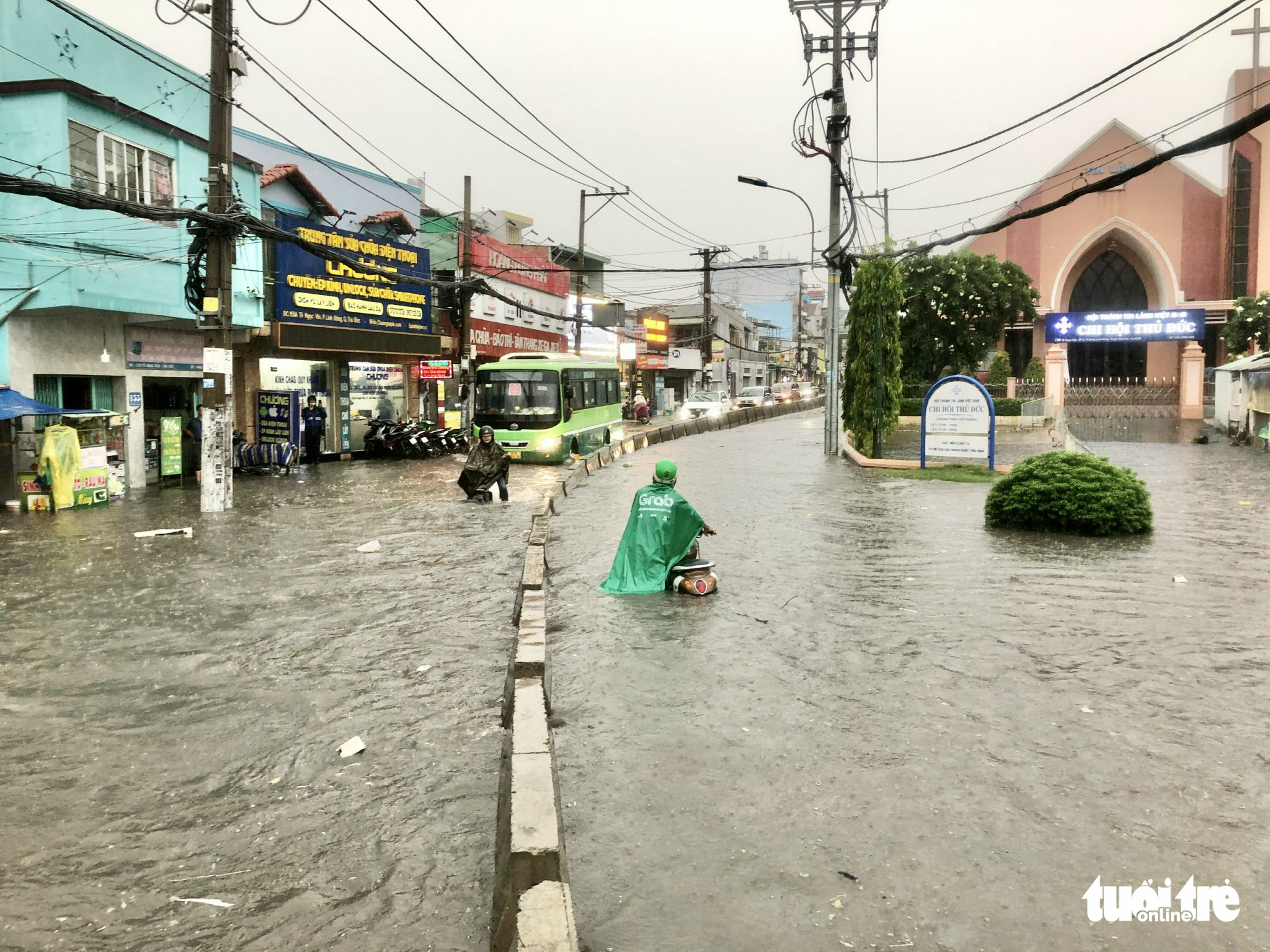 To Ngoc Van Street in Thu Duc City, Ho Chi Minh City is submerged on June 22, 2022. Photo: Tuoi Tre