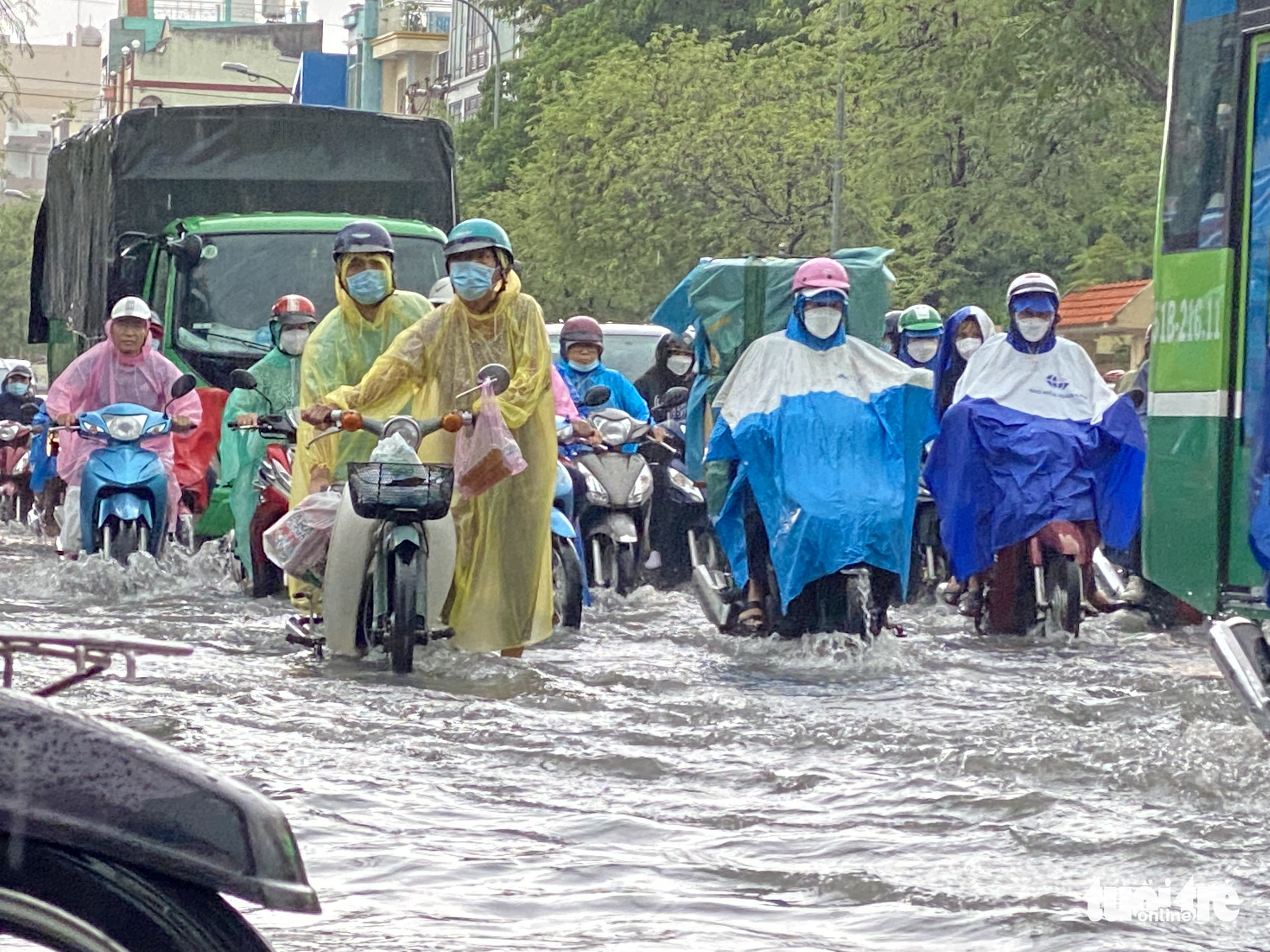 People travel on flooded Le Van Duyet Street in Binh Thanh District, Ho Chi Minh City, June 22, 2022. Photo: Tuoi Tre