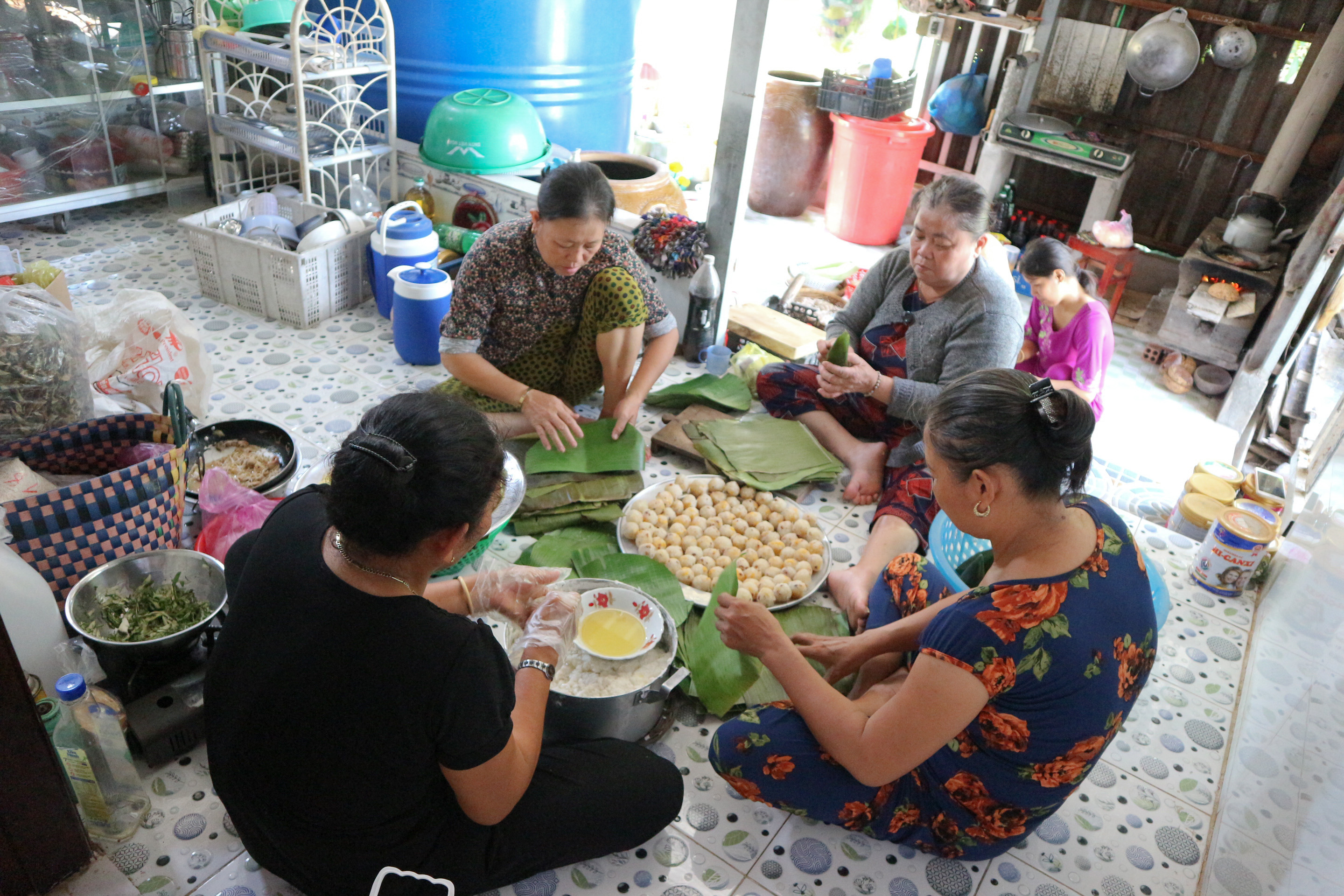 Family members make 'banh it' together at Lan’s house at My Ngai Communes, Cao Lanh City, Dong Thap Province. Photo: Ngoc Phuong / Tuoi Tre News