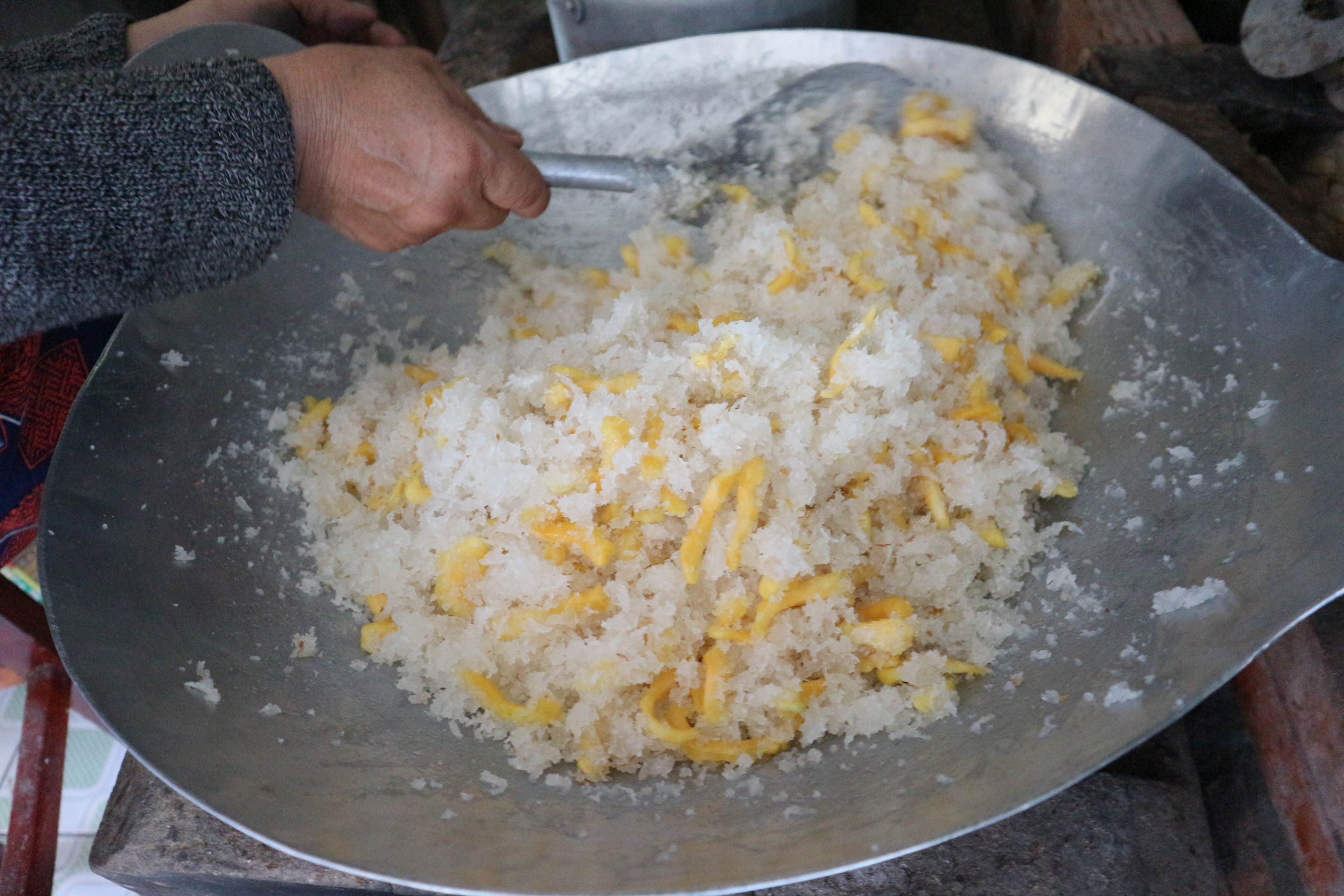 Coconut shreds are stir fried with jackfruit to make the filling for 'banh it.' Photo: Ngoc Phuong / Tuoi Tre News