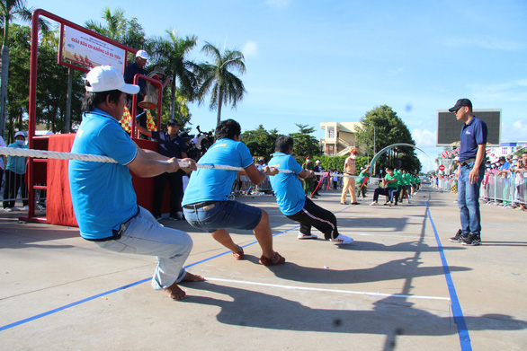 People participate in a tug-of-war game organized as a memorial to the founder of Ha Tien City in Kien Giang Province, Vietnam, June 23, 2022. Photo: C. Cong / Tuoi Tre